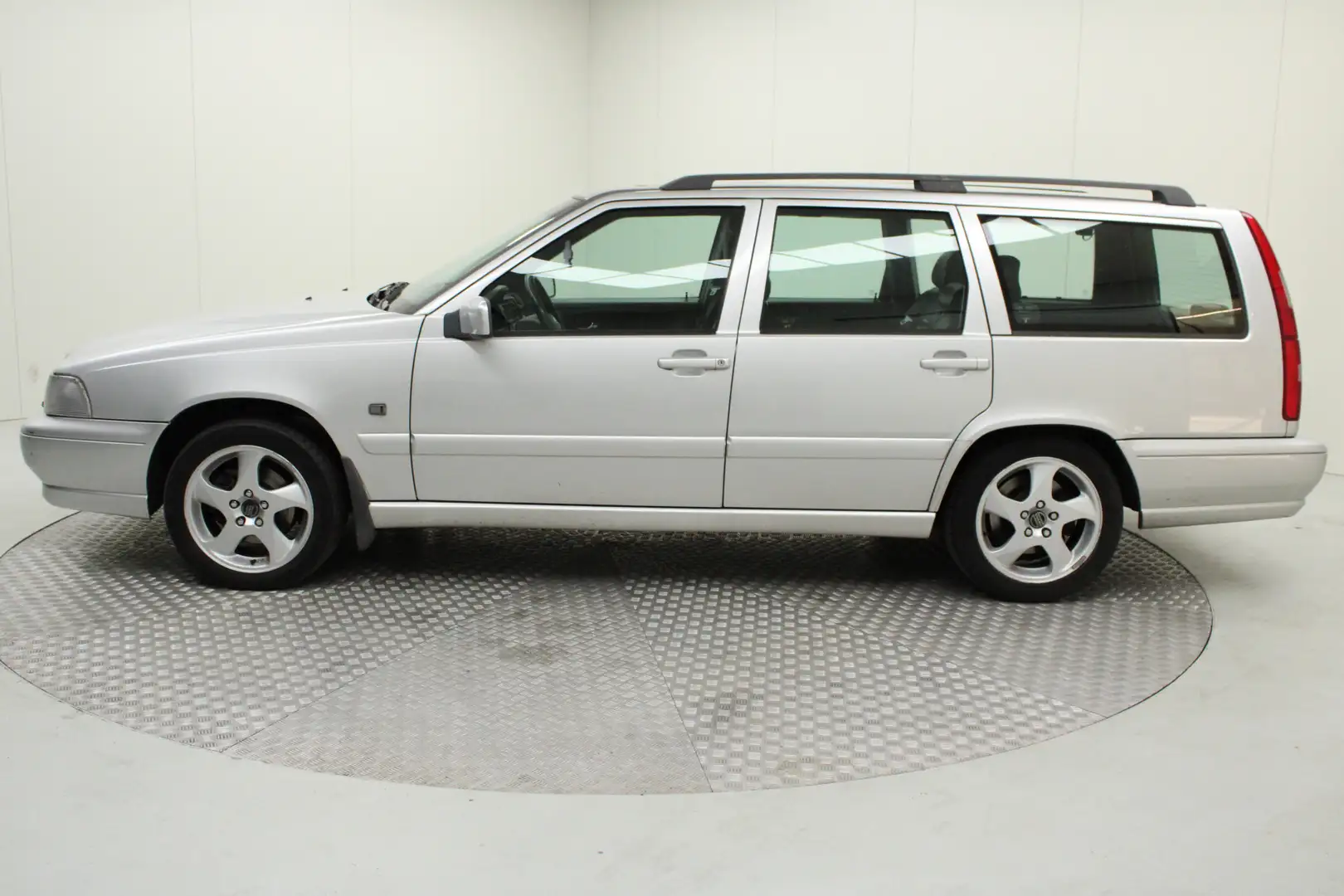 Volvo V70 2.5 Exclusive-Line | MEENEEMPRIJS | leder | airco Grau - 2