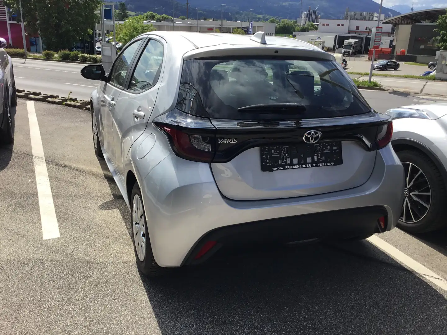 Toyota Yaris 1,0 VVT-i Active Silber - 2