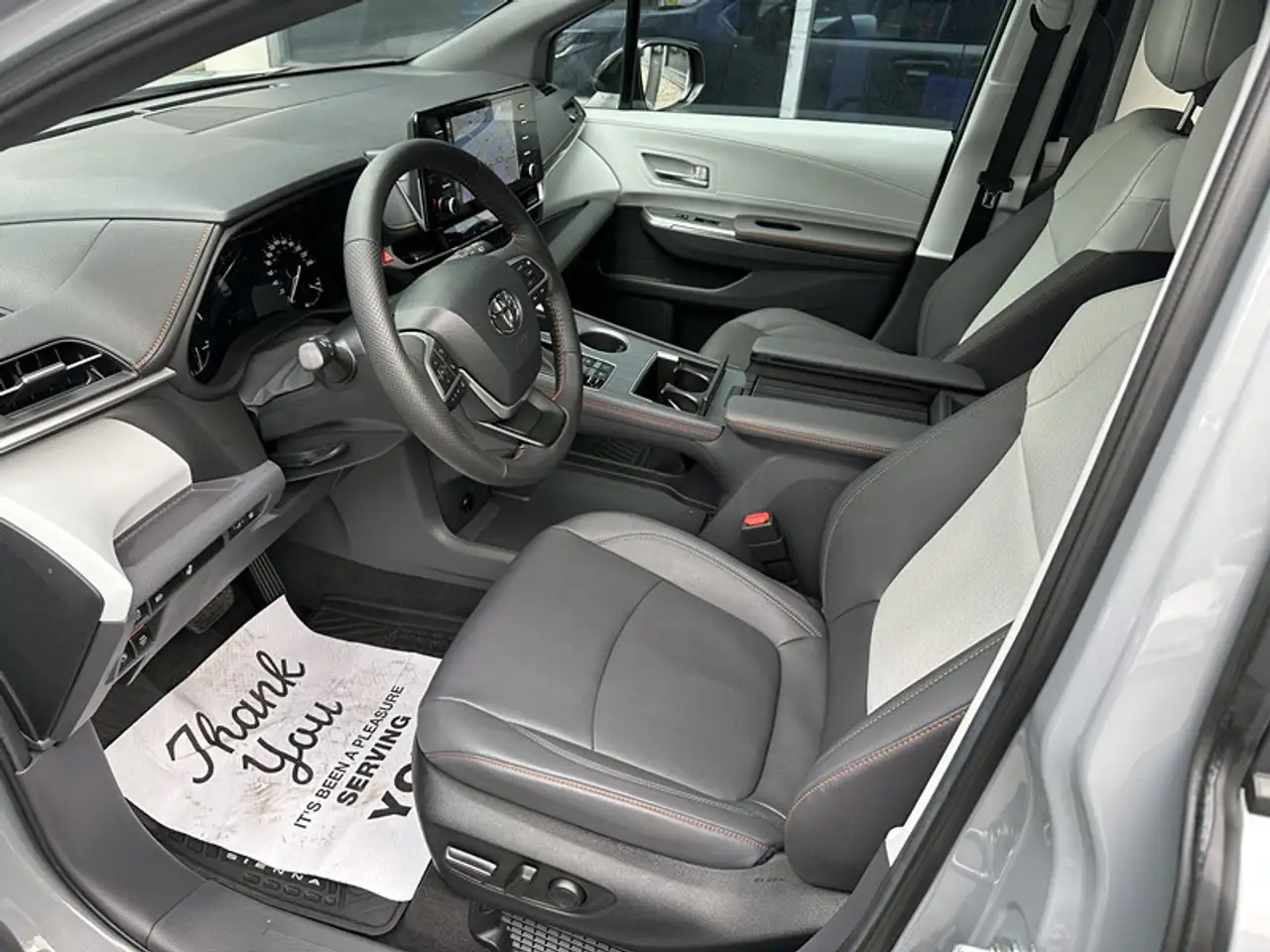 Toyota Sienna снимка Toyota Sienna