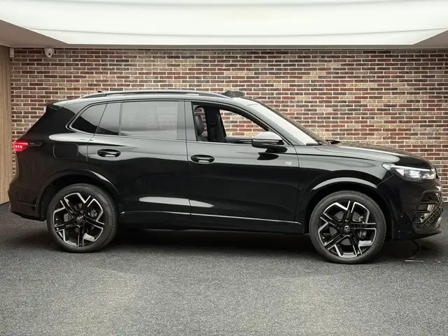 Volkswagen Tiguan view 5