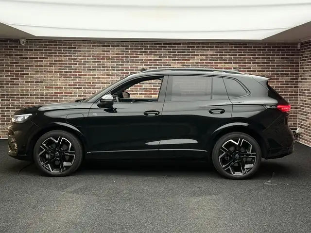 Volkswagen Tiguan view 4