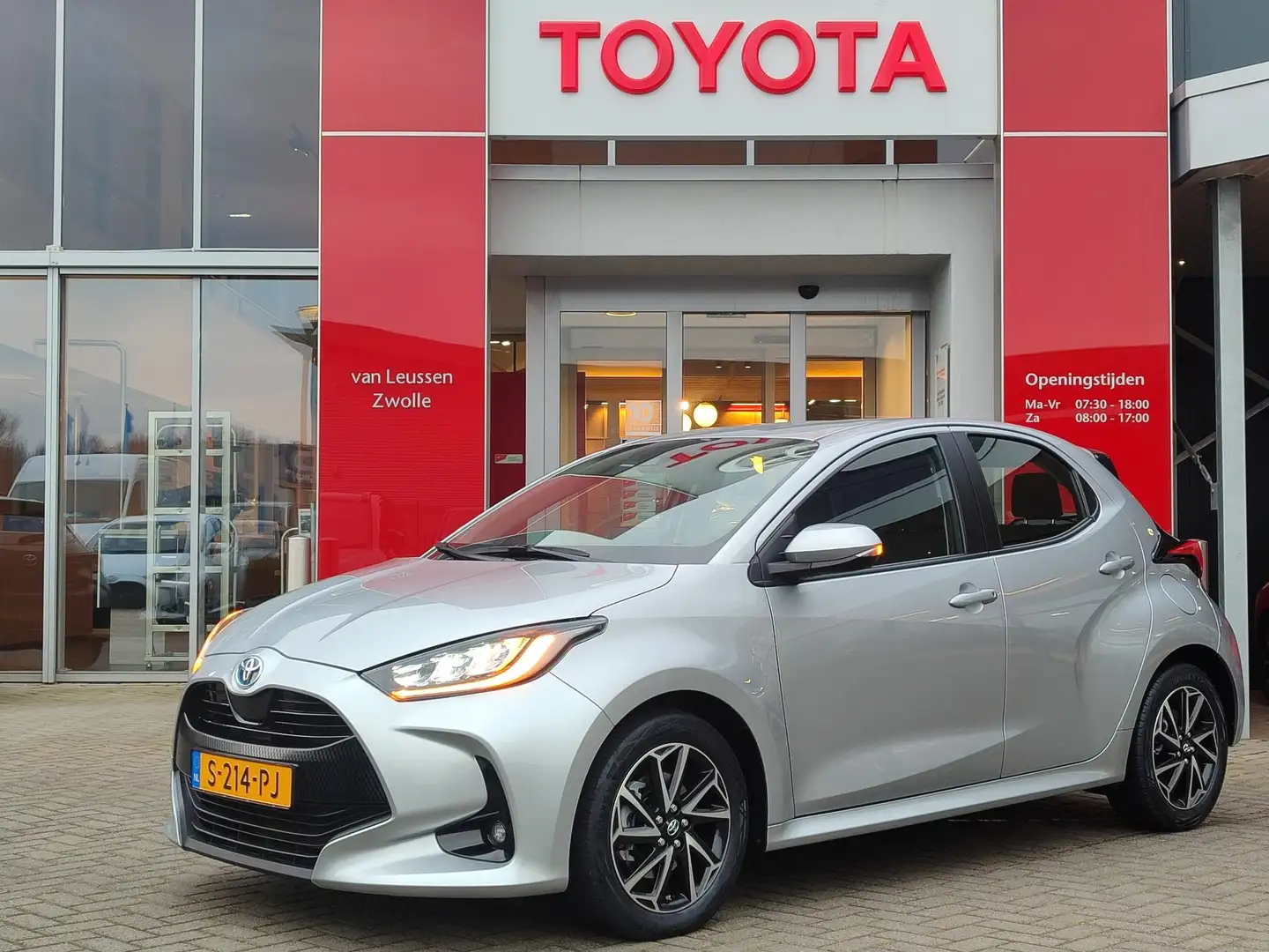 Toyota Yaris 1.5 Hybrid Dynamic LED KEYLESS APPLE/ANDROID CLIMA Grijs - 1