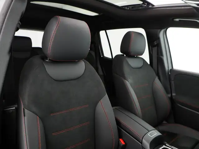 Mercedes-Benz GLB view 12