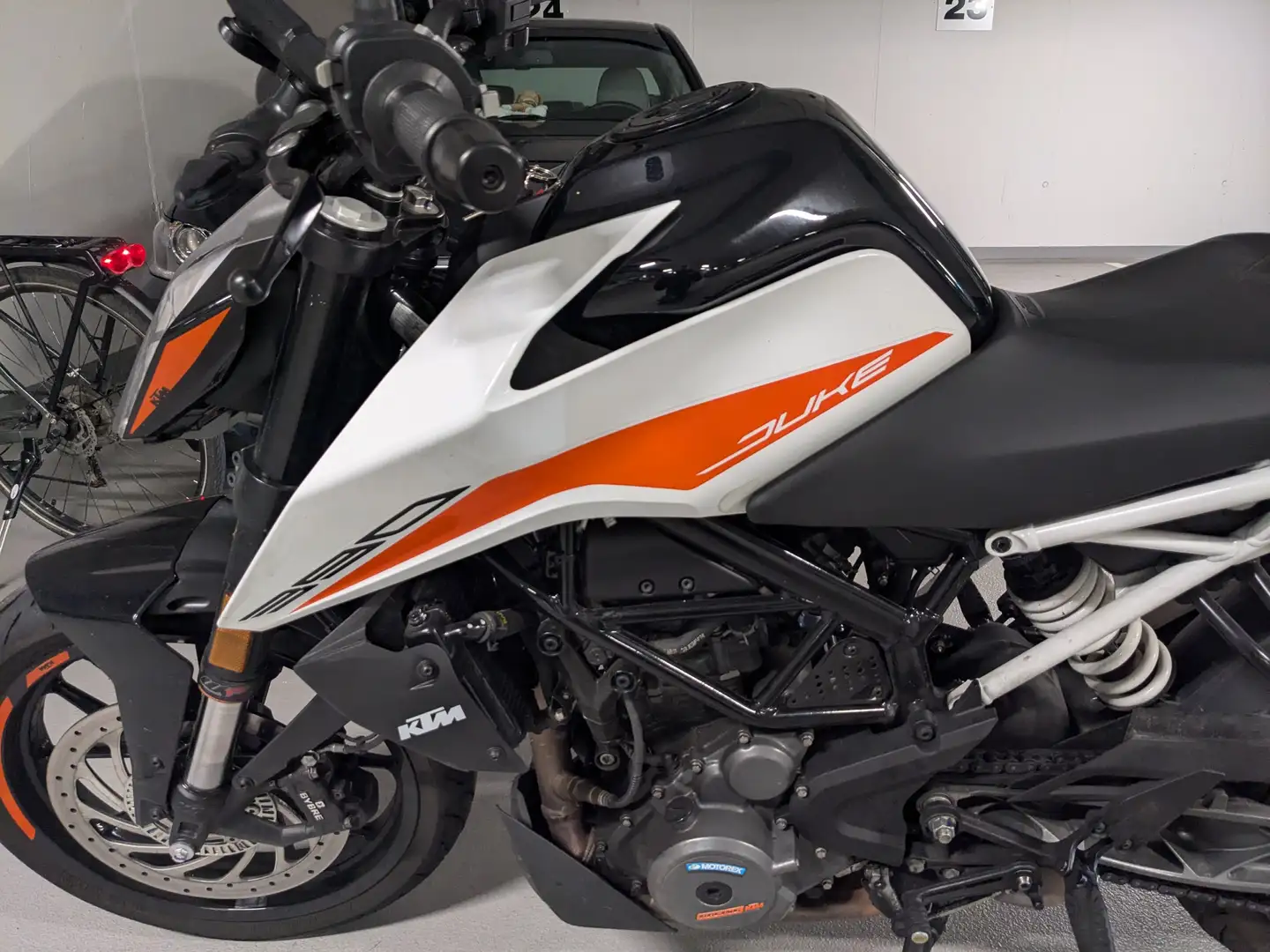 KTM 390 Duke Bílá - 2