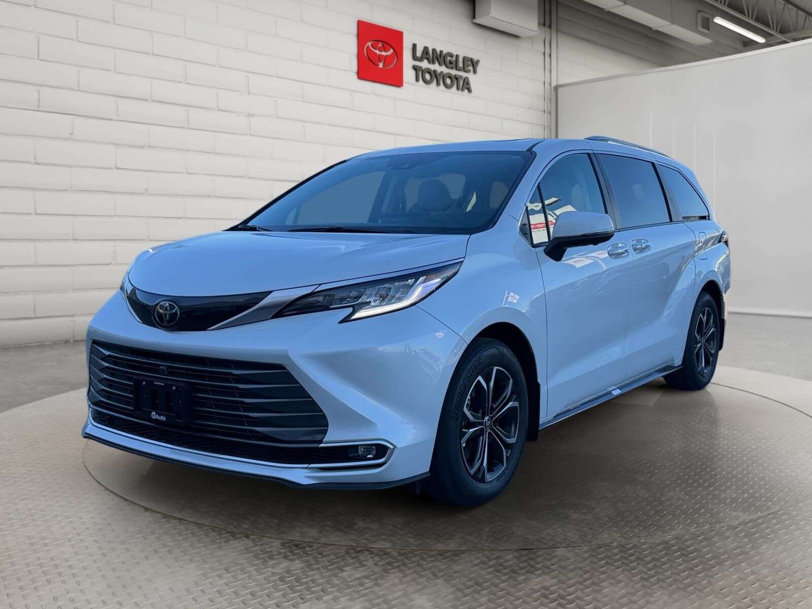 2026 Toyota Sienna HYBRID PLATINUM AWD; LEATHER, HUD, FRIDGE, SUNROOF