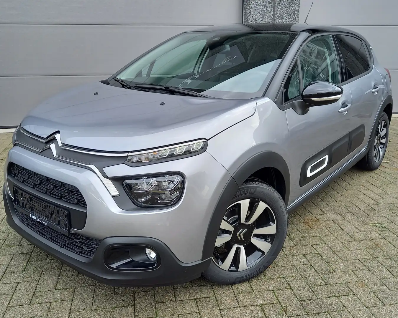 Citroen C3 SHINE 12 PureTech 110 EAT6 Zilver - 1