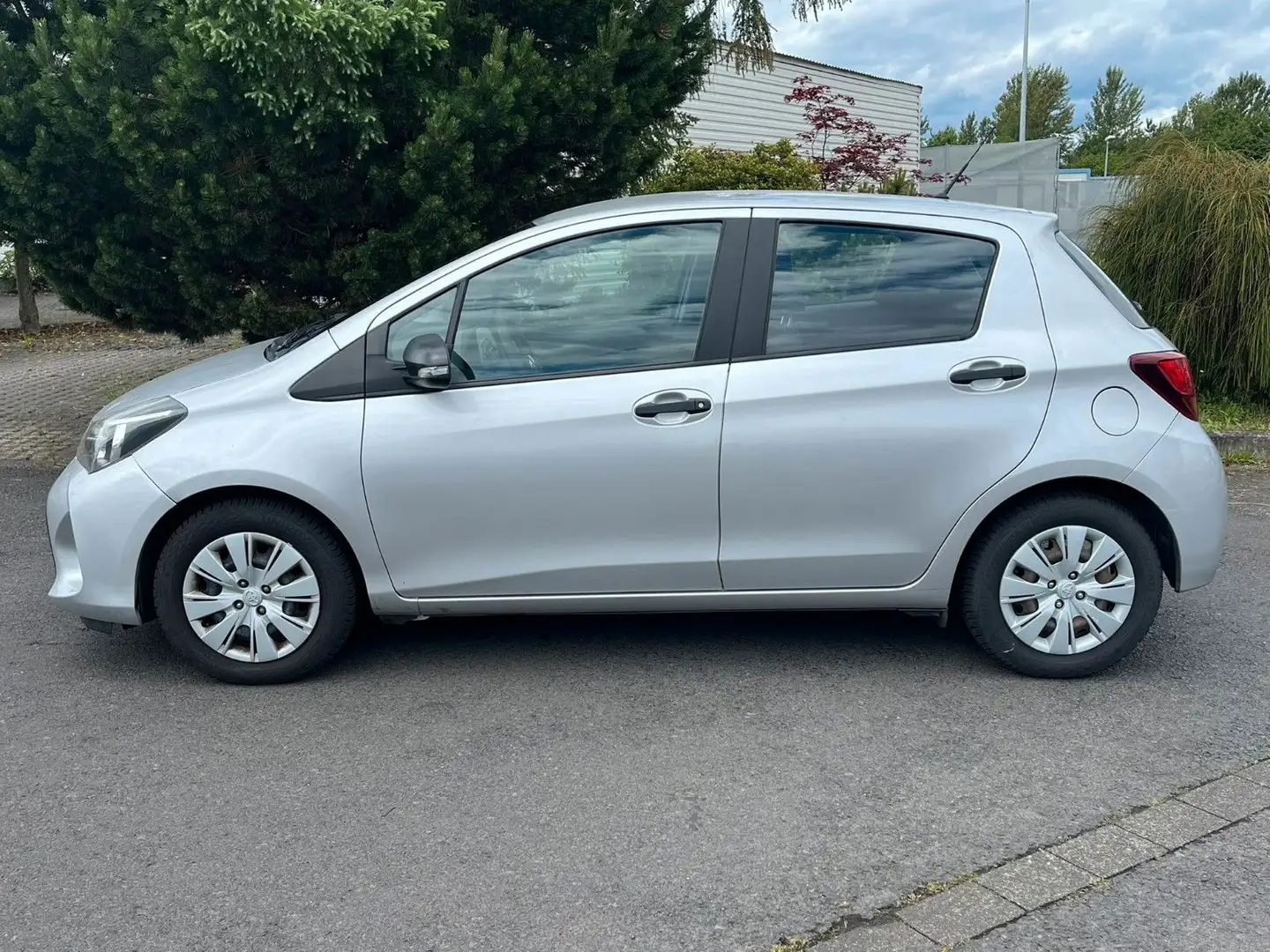 Toyota Yaris 1.0 L Basis Silber - 2