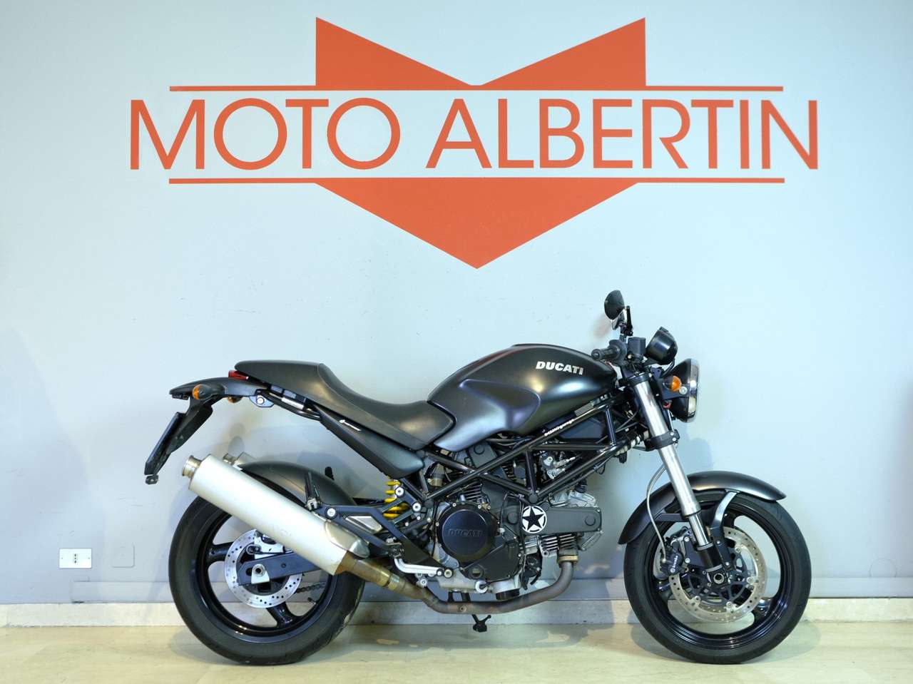 Ducati Monster 695 dark