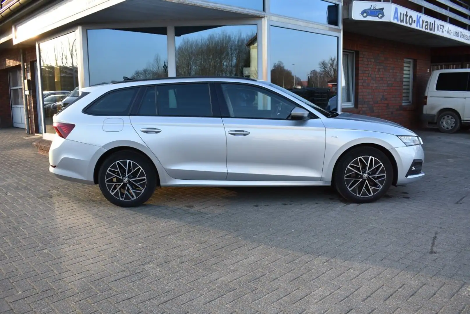Skoda Octavia Combi 2.0 TDI Ambition DSG Navi LED-Scheinwerfer K Silber - 2