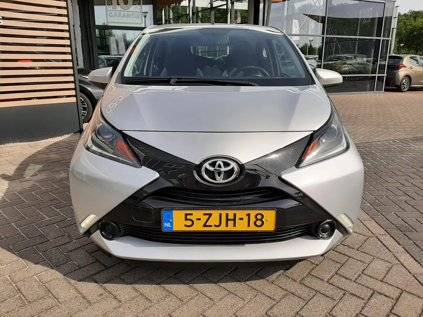 Toyota Aygo X X-PLAY 5-DEURS CAMERA AIRCO BLUETOOTH HANDFREE BEL Šedá - 2