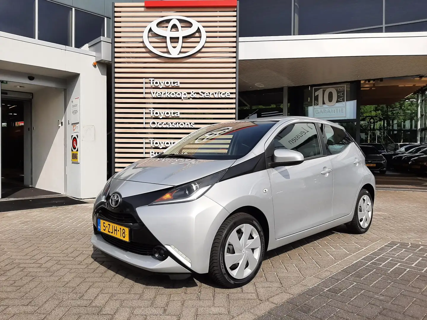Toyota Aygo X X-PLAY 5-DEURS CAMERA AIRCO BLUETOOTH HANDFREE BEL Šedá - 1
