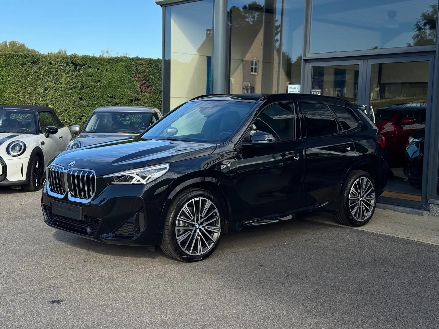 BMW X1 sDrive18i M Sport / PANODAK / TREKHAAK / DODE HOEK Noir - 2