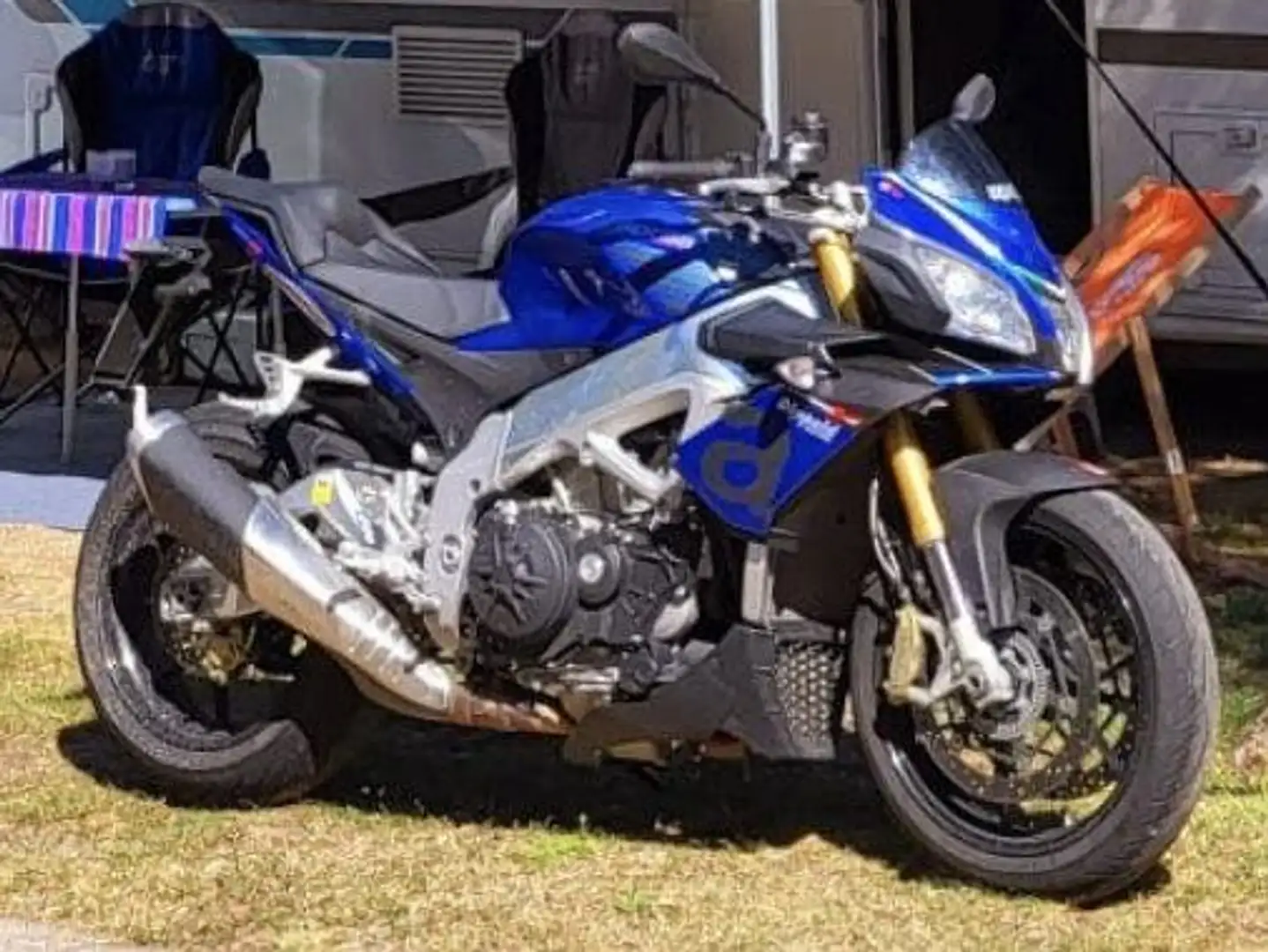 Aprilia Tuono V4 1100 RR Blau - 2