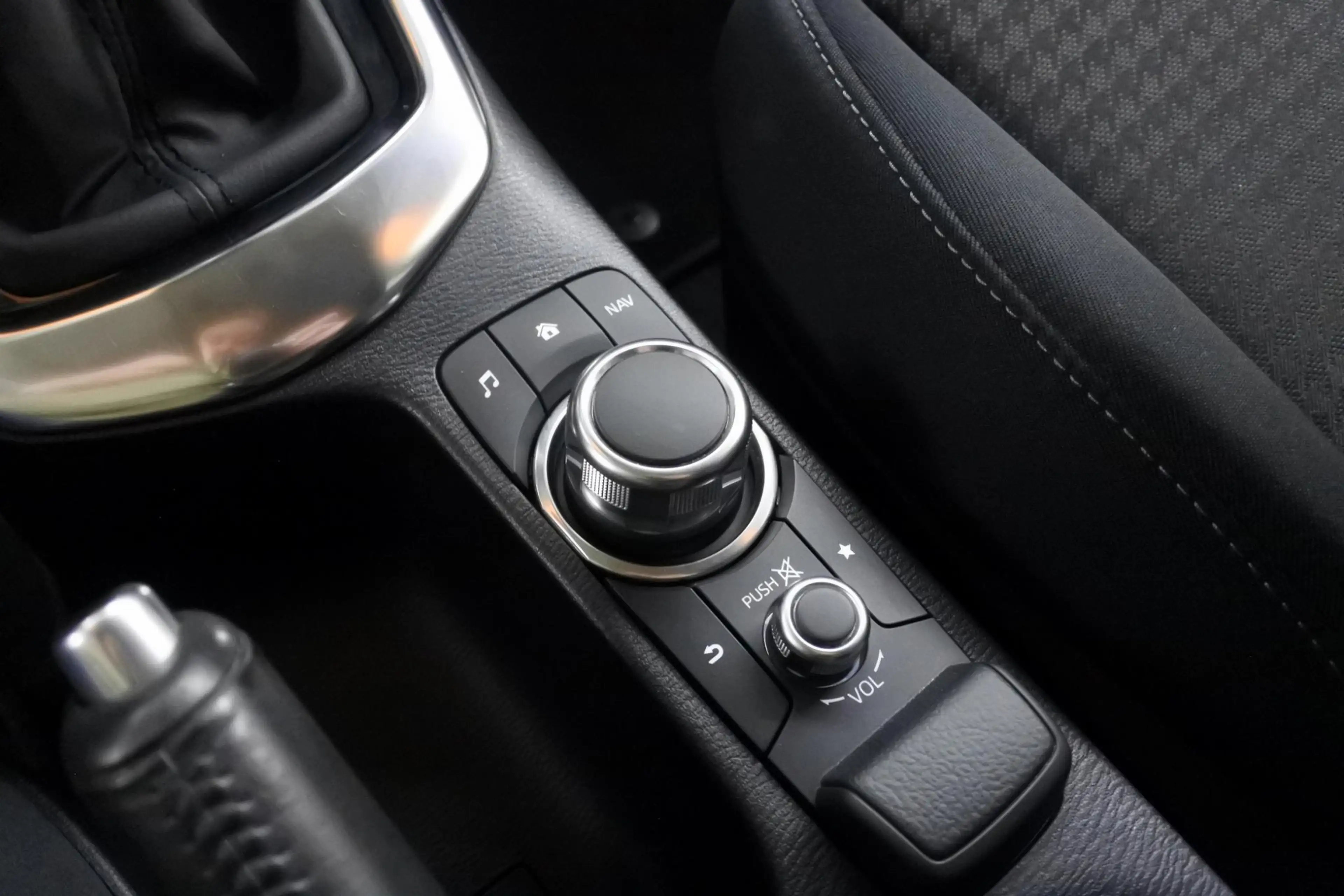 Mazda 2 1.5 90pk Attraction — photo 25