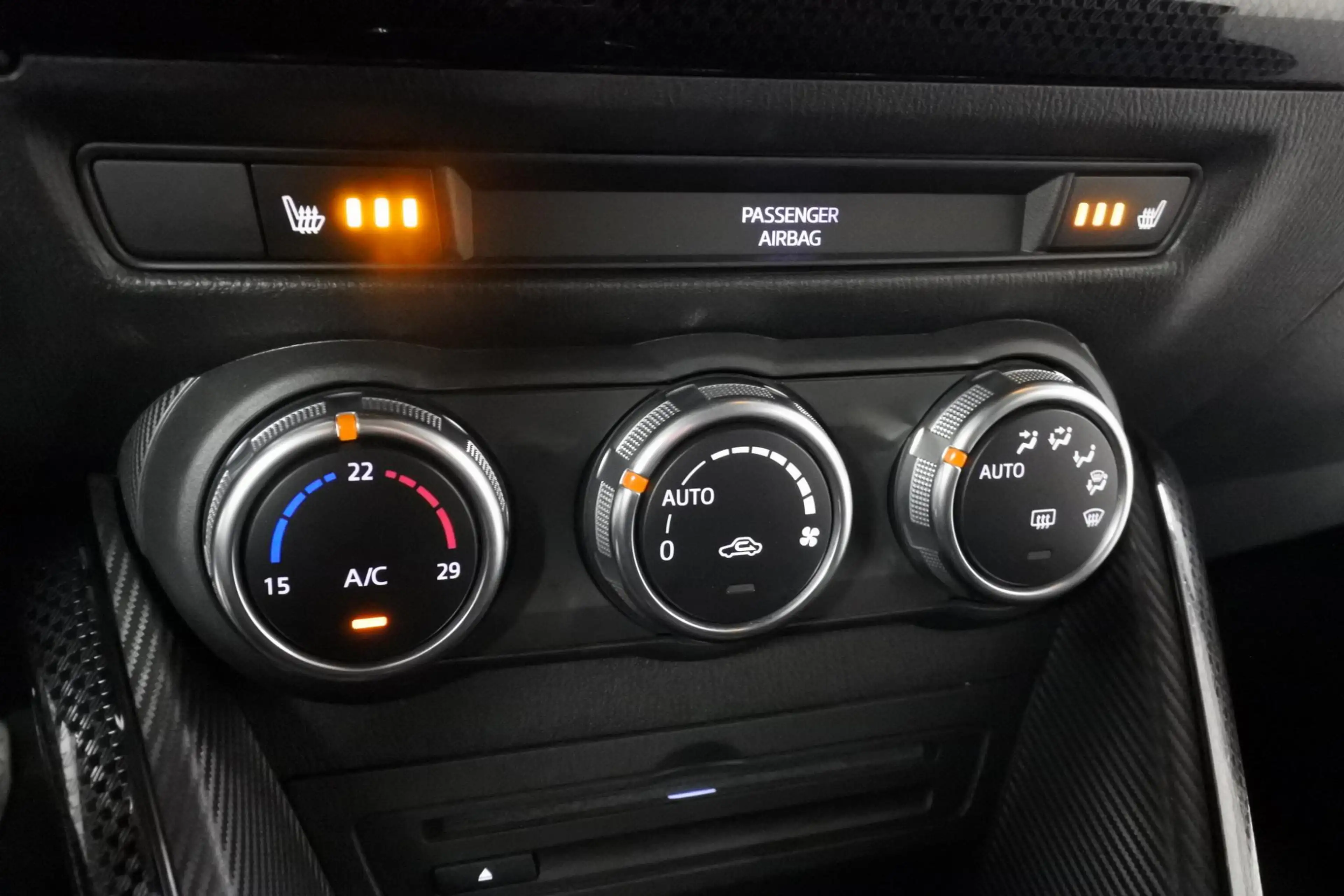 Mazda 2 1.5 90pk Attraction — photo 9