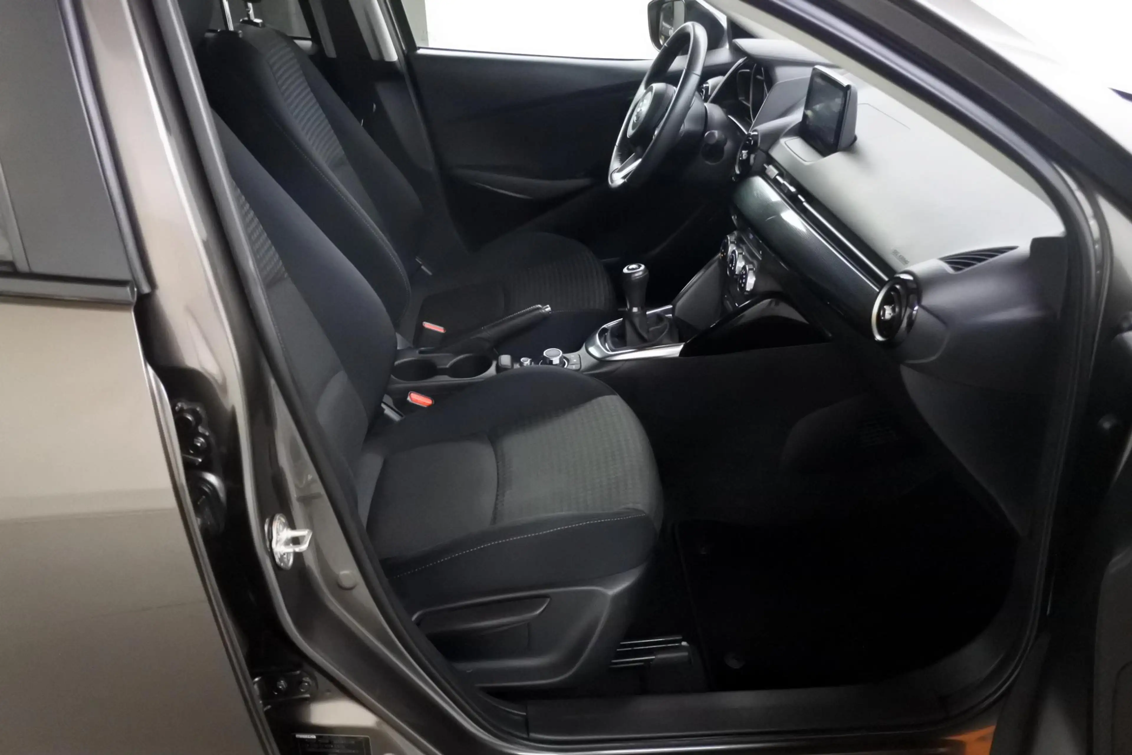 Mazda 2 1.5 90pk Attraction — photo 5