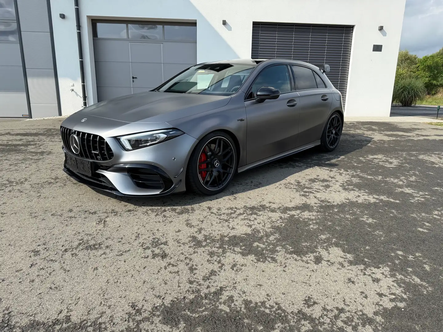 Mercedes-Benz A 45 AMG A 45 S AMG 4MATIC+ Aut. mit AKRAPOVIC Grau - 1