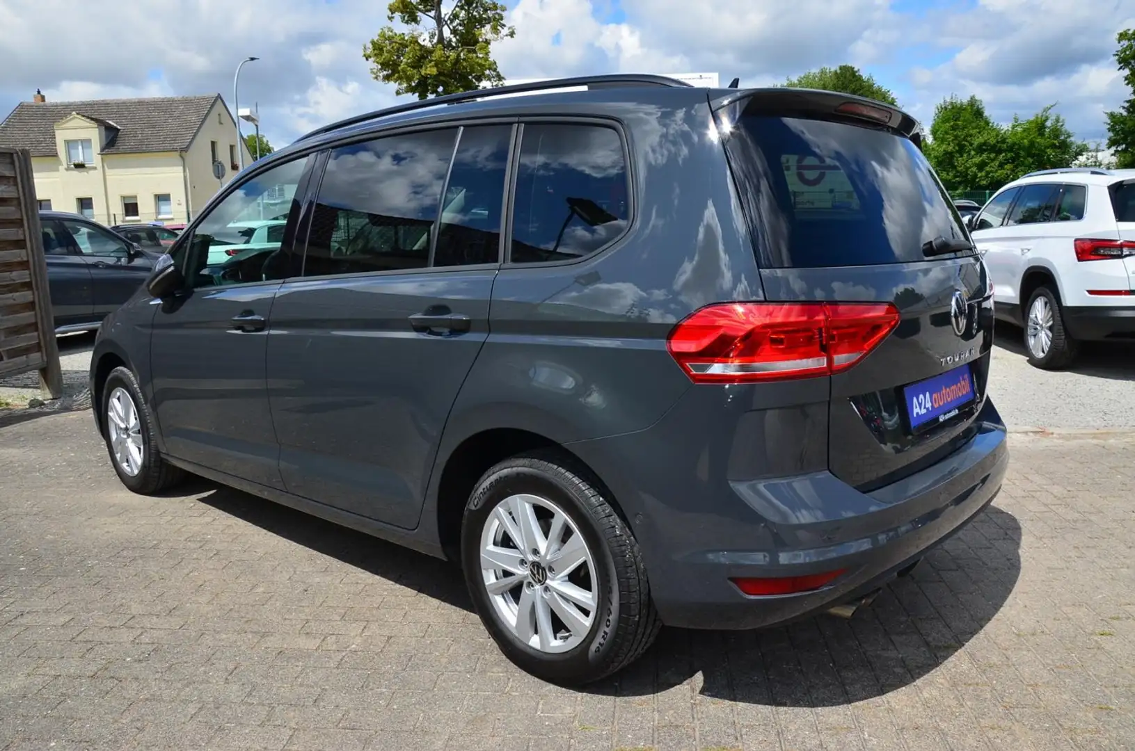 Volkswagen Touran 2.0 TDI Comfortline Navi AHK ACC Grijs - 2