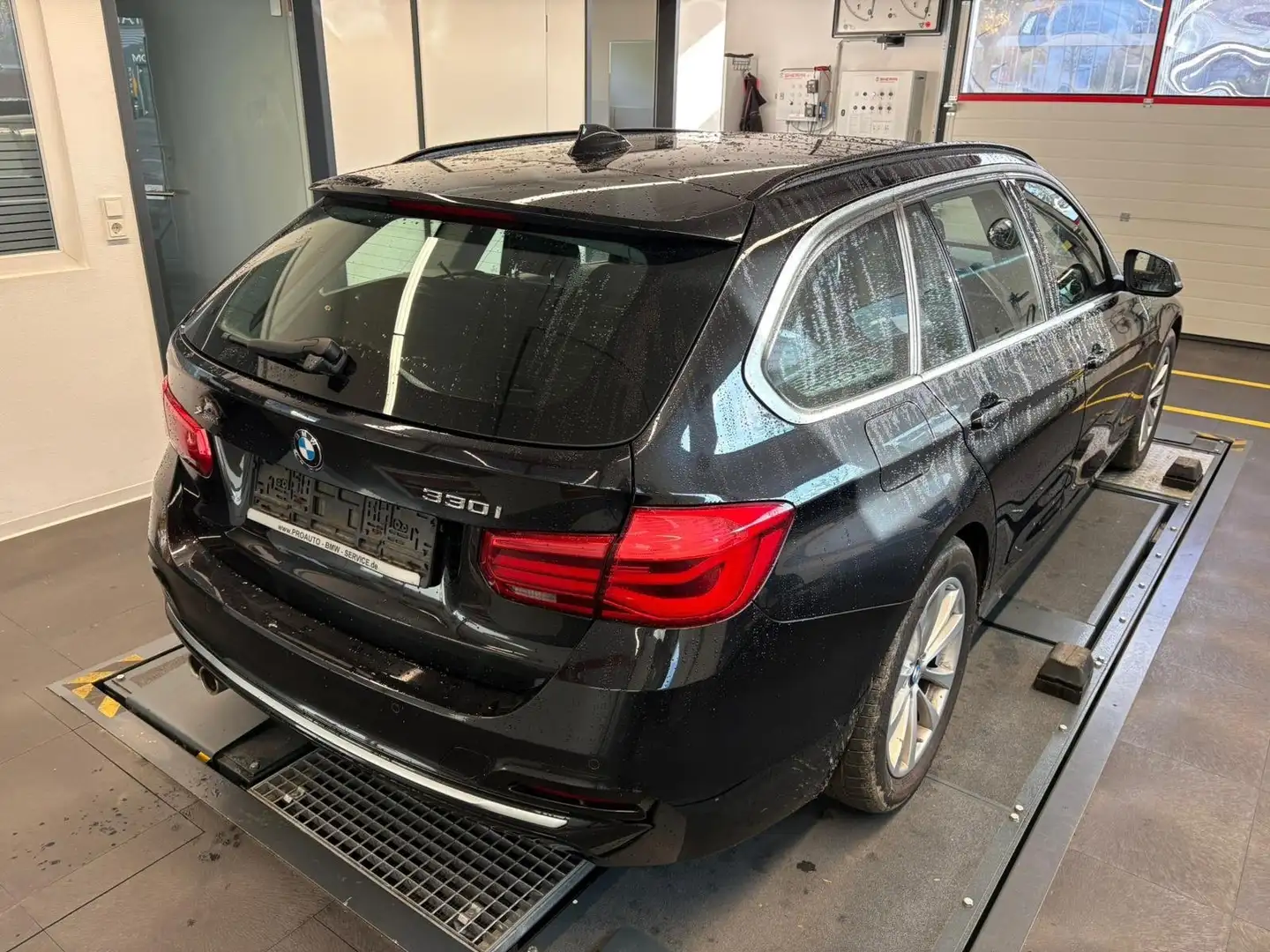 BMW 330 i xDrive Luxury Line/PANO-DACH/AHK/HUD/LED/ Negro - 2