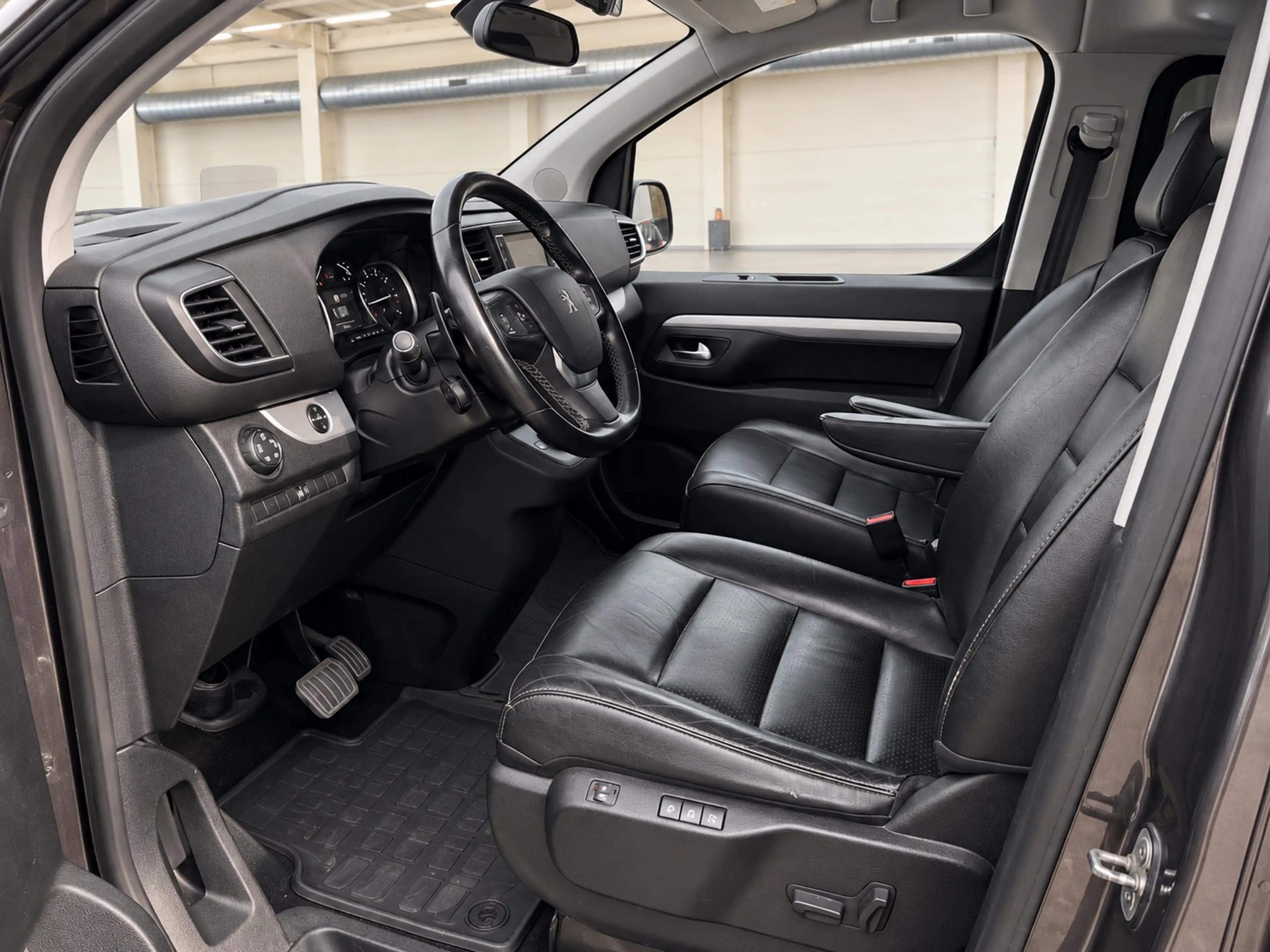Peugeot Traveller Traveller 2.0 BlueHDi L2 Std Business VIP S — photo 13