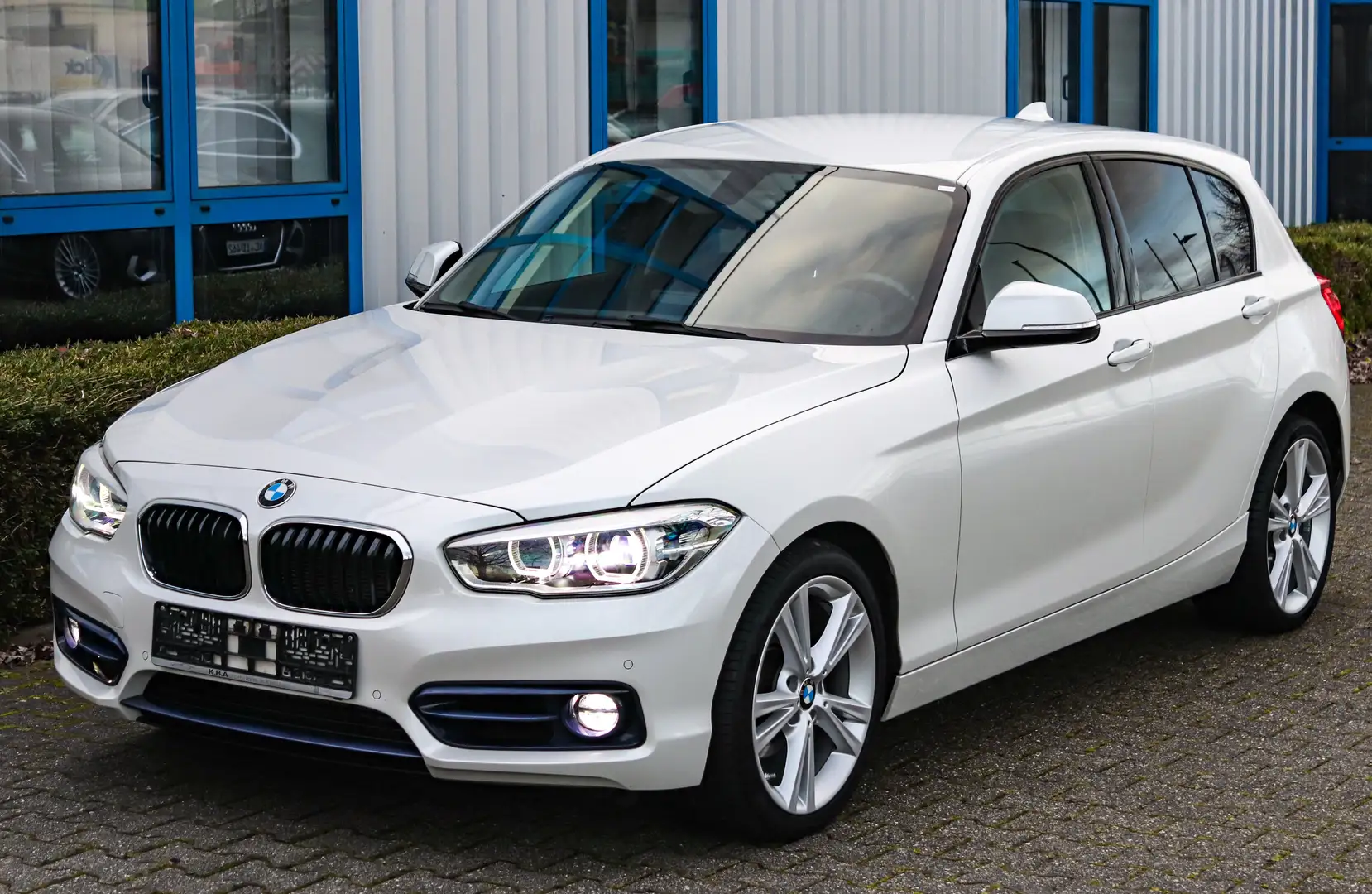 BMW 120 120d xDrive AUTOMATIK*LEDER*LED*NAVI*TEMPO*SHZ*AHK Weiß - 1