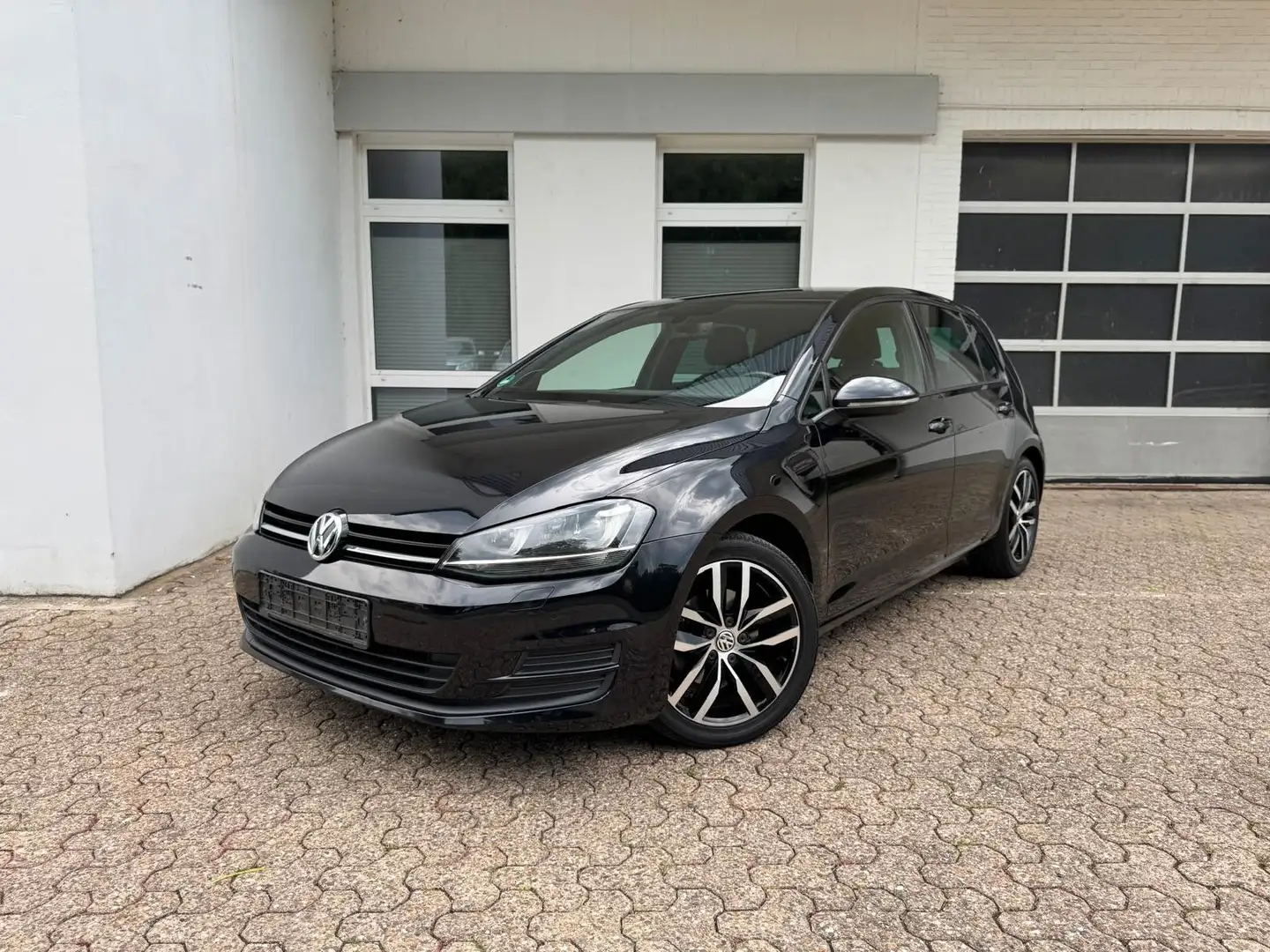Volkswagen Golf VII 2.0 TDI Lim. R-Line Kamera AHK Dynaudio Noir - 1