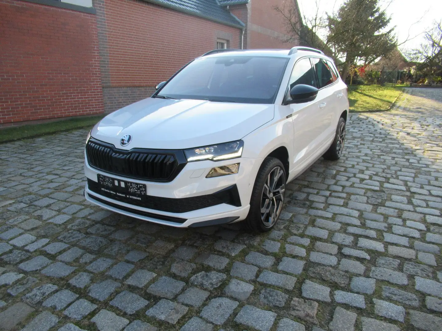 Skoda Karoq 1.5l TSI ACT DSG Sportline Navi AHK MATRIX Weiß - 1