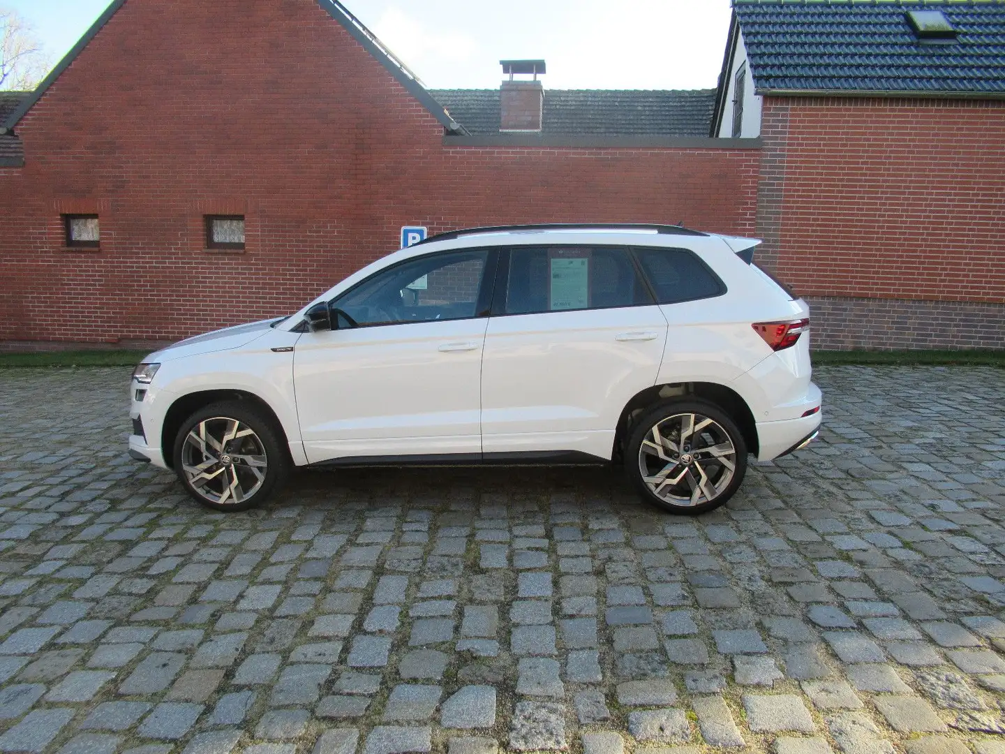 Skoda Karoq 1.5l TSI ACT DSG Sportline Navi AHK MATRIX Weiß - 2