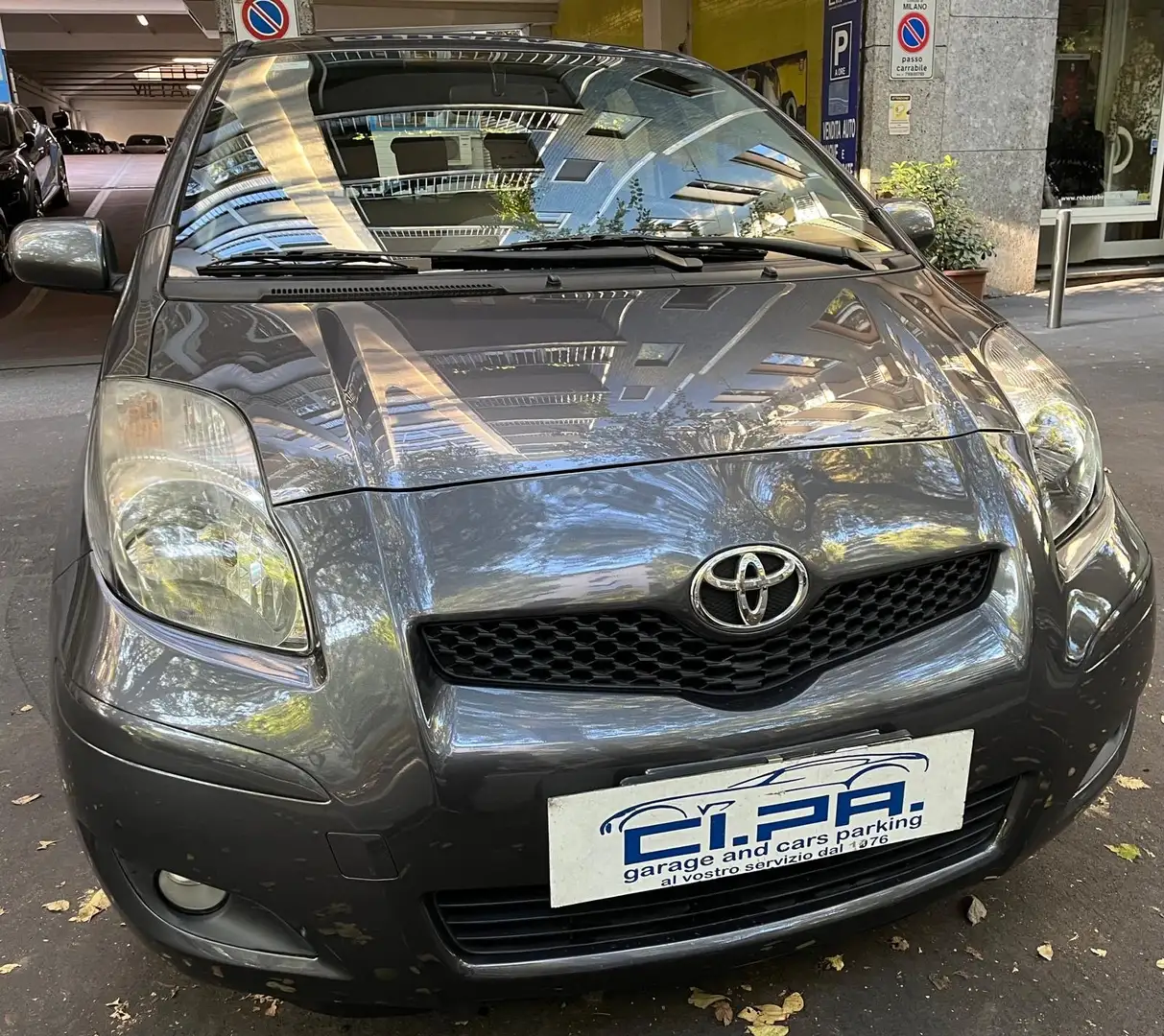 Toyota Yaris Yaris 5p 1.3 dual Sol my10 Gris - 2