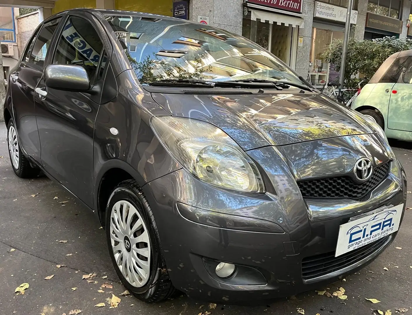 Toyota Yaris Yaris 5p 1.3 dual Sol my10 Gris - 1