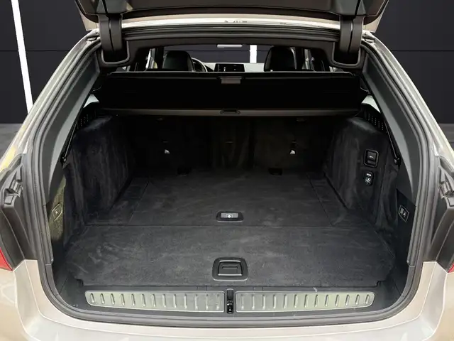 BMW 5 Series view 13