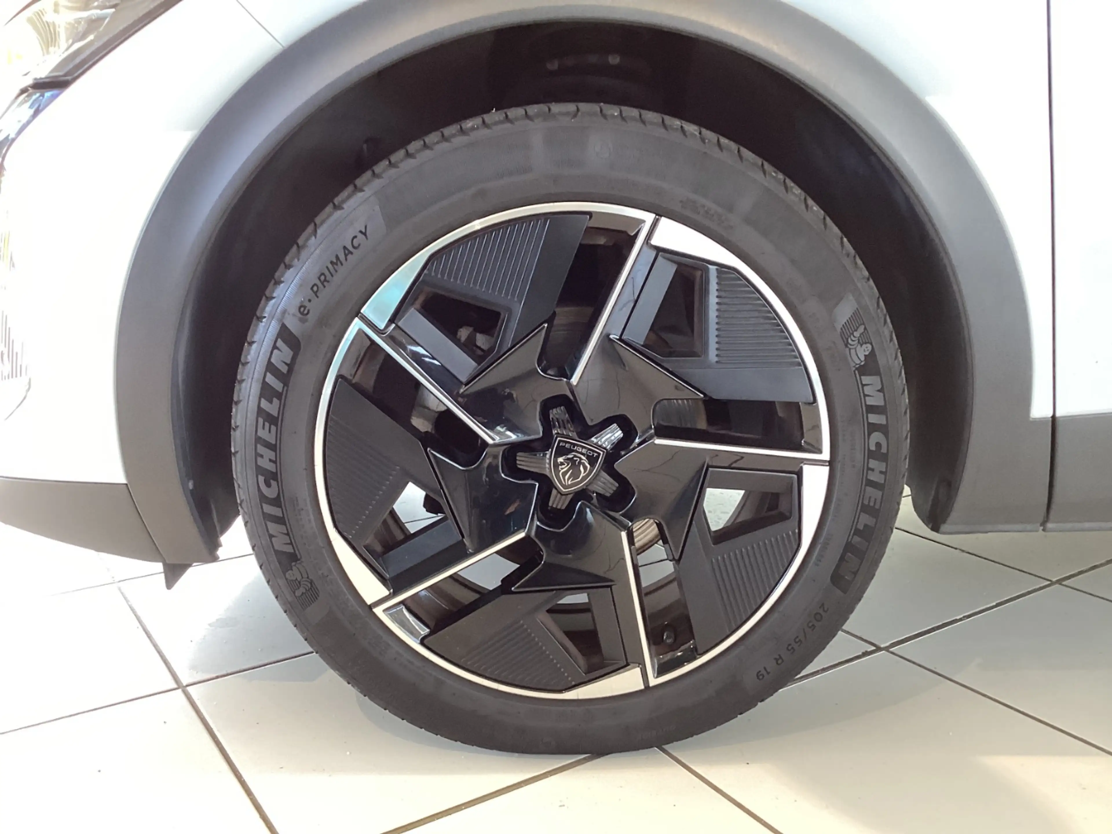 Peugeot 408 1.2 PureTech 130 GT Kamera+SHZ+LED+Navi+LM — photo 12