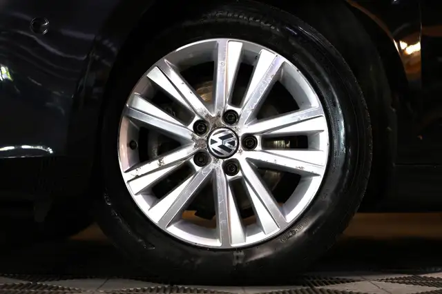 Volkswagen Golf view 4