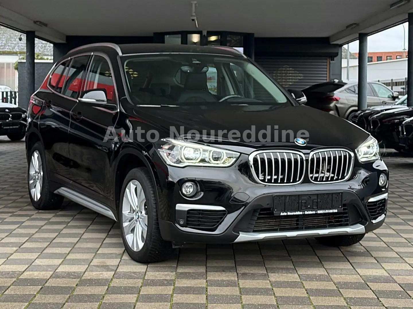BMW X1 sDrive 20i xLine Automatik*Leder*Navi*LED*PDC Negro - 1