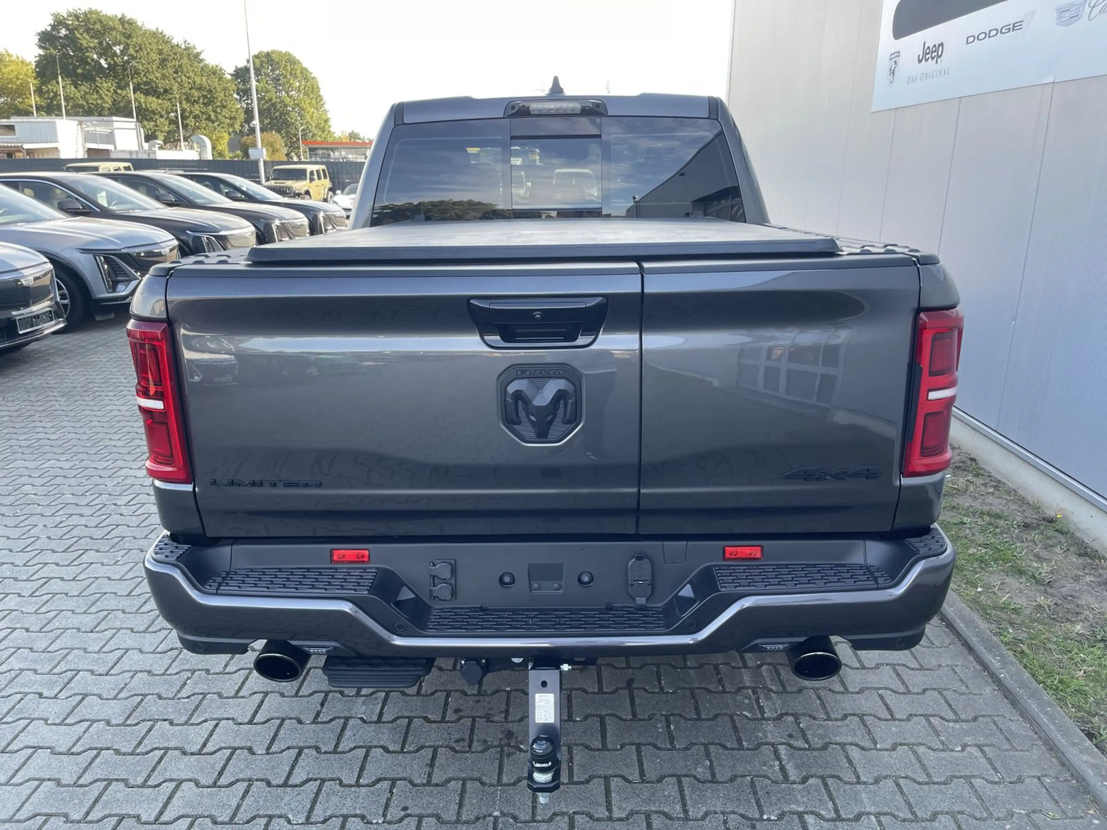Dodge RAM 1500 Crew Cab Limited Night 5,7 HEMI V8 — photo 4