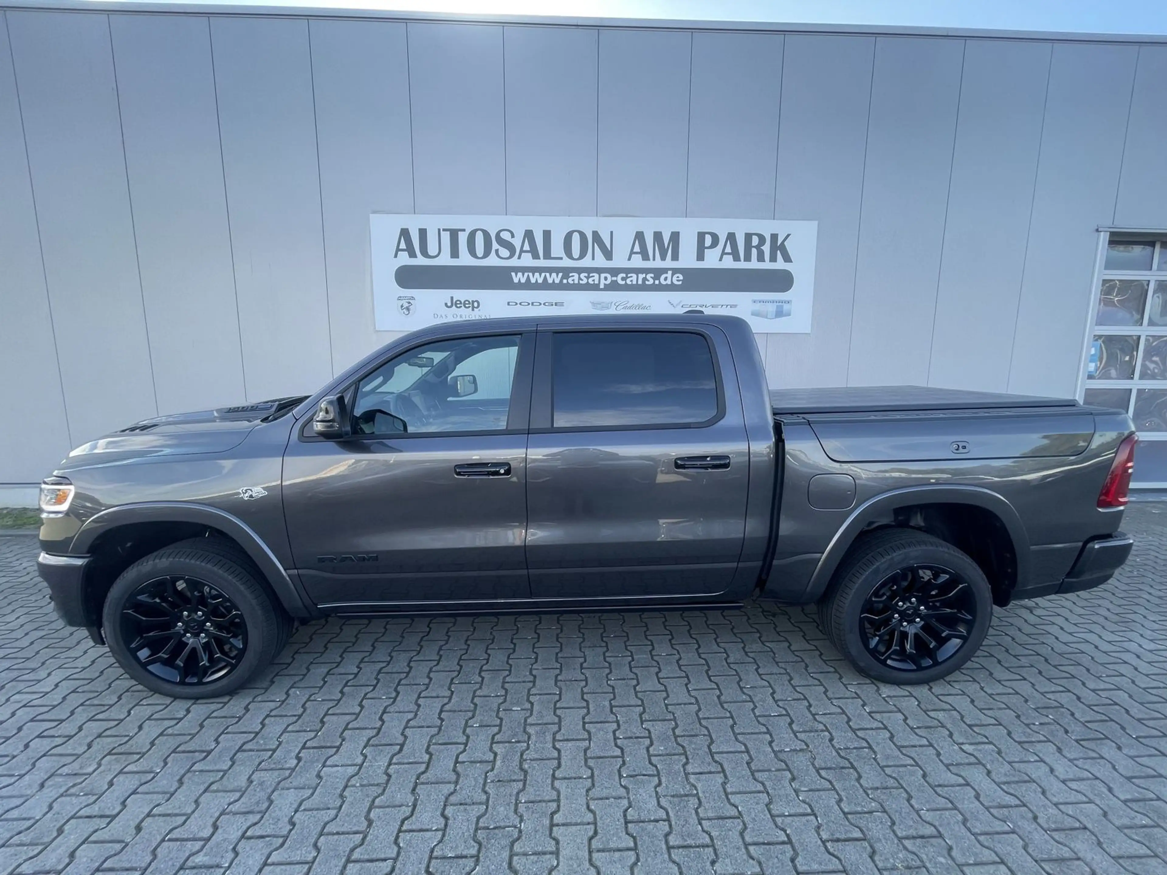 Dodge RAM 1500 Crew Cab Limited Night 5,7 HEMI V8 — photo 3