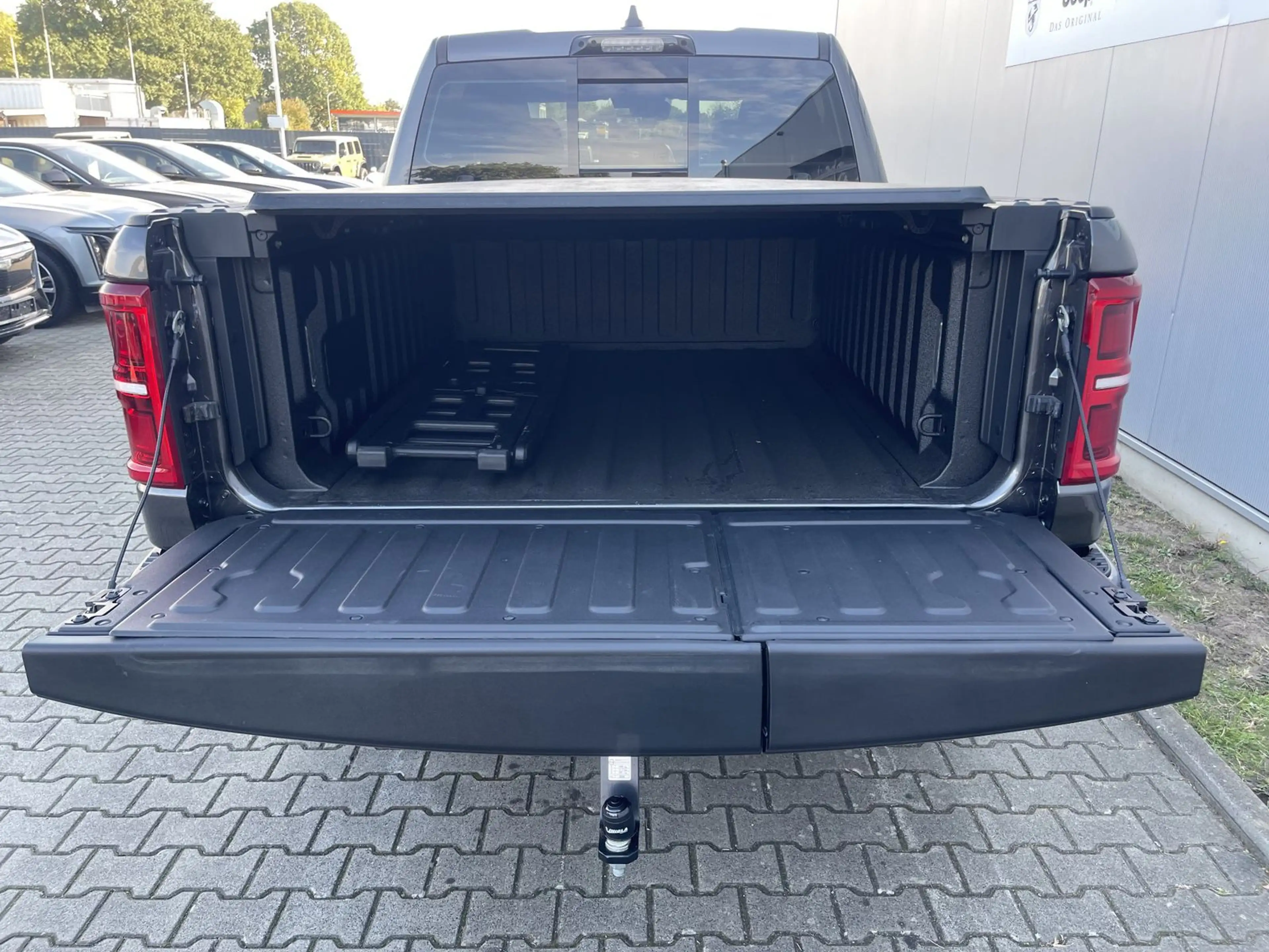 Dodge RAM 1500 Crew Cab Limited Night 5,7 HEMI V8 — photo 5