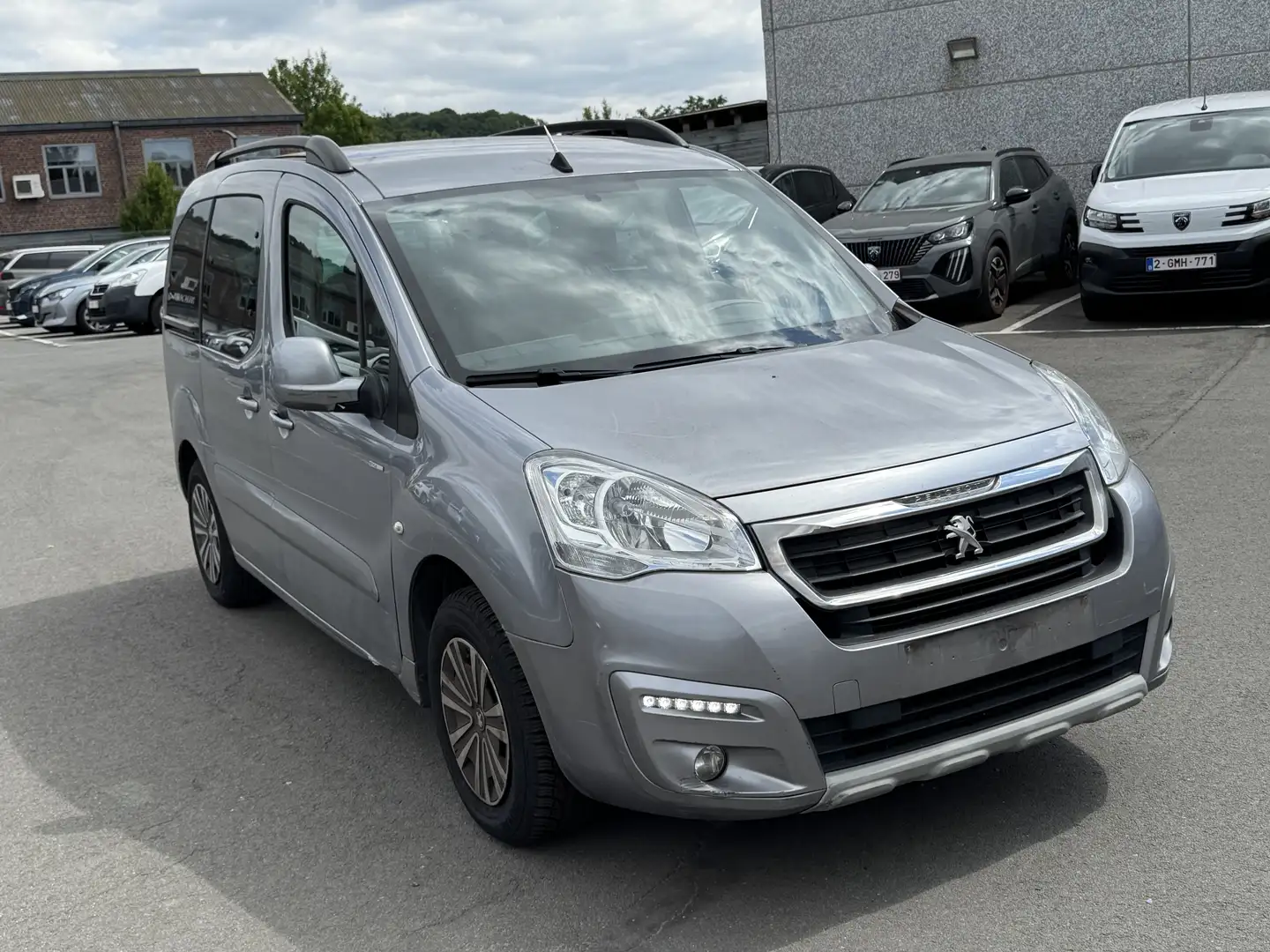 Peugeot Partner 1.2i/5 PLACES/CLIMA/NAVI/1PROP CARNET Gris - 2