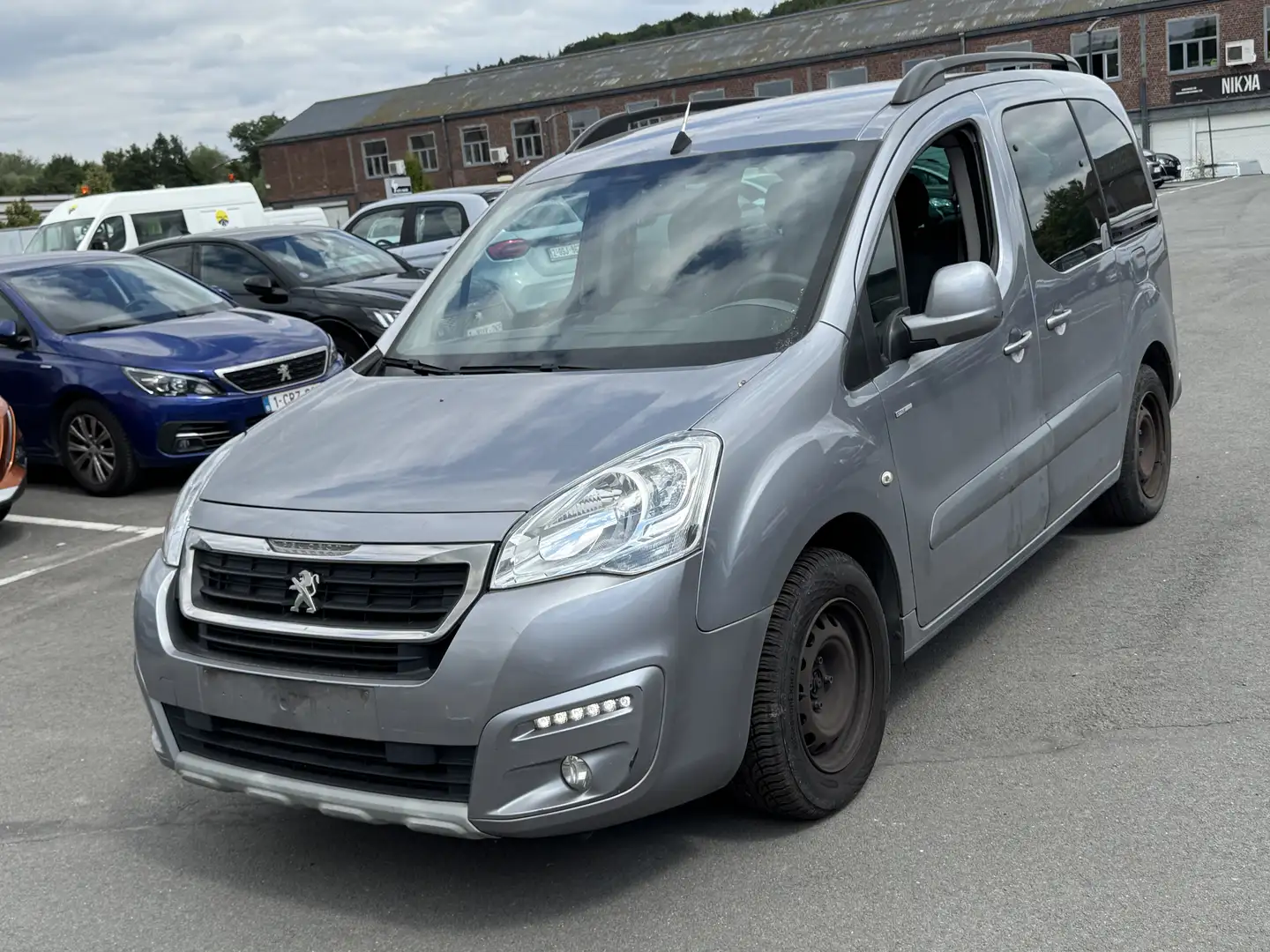 Peugeot Partner 1.2i/5 PLACES/CLIMA/NAVI/1PROP CARNET Gris - 1