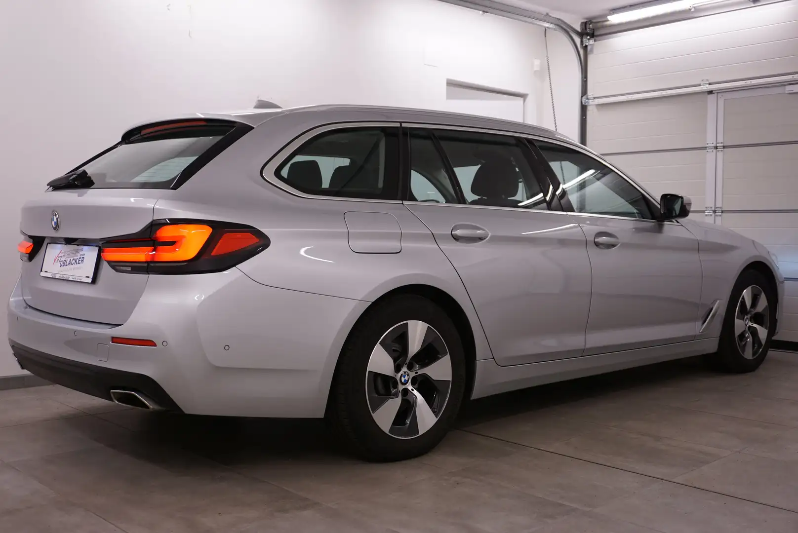 BMW 520 d // Abstandstempomat // Sportsitze // Grau - 2