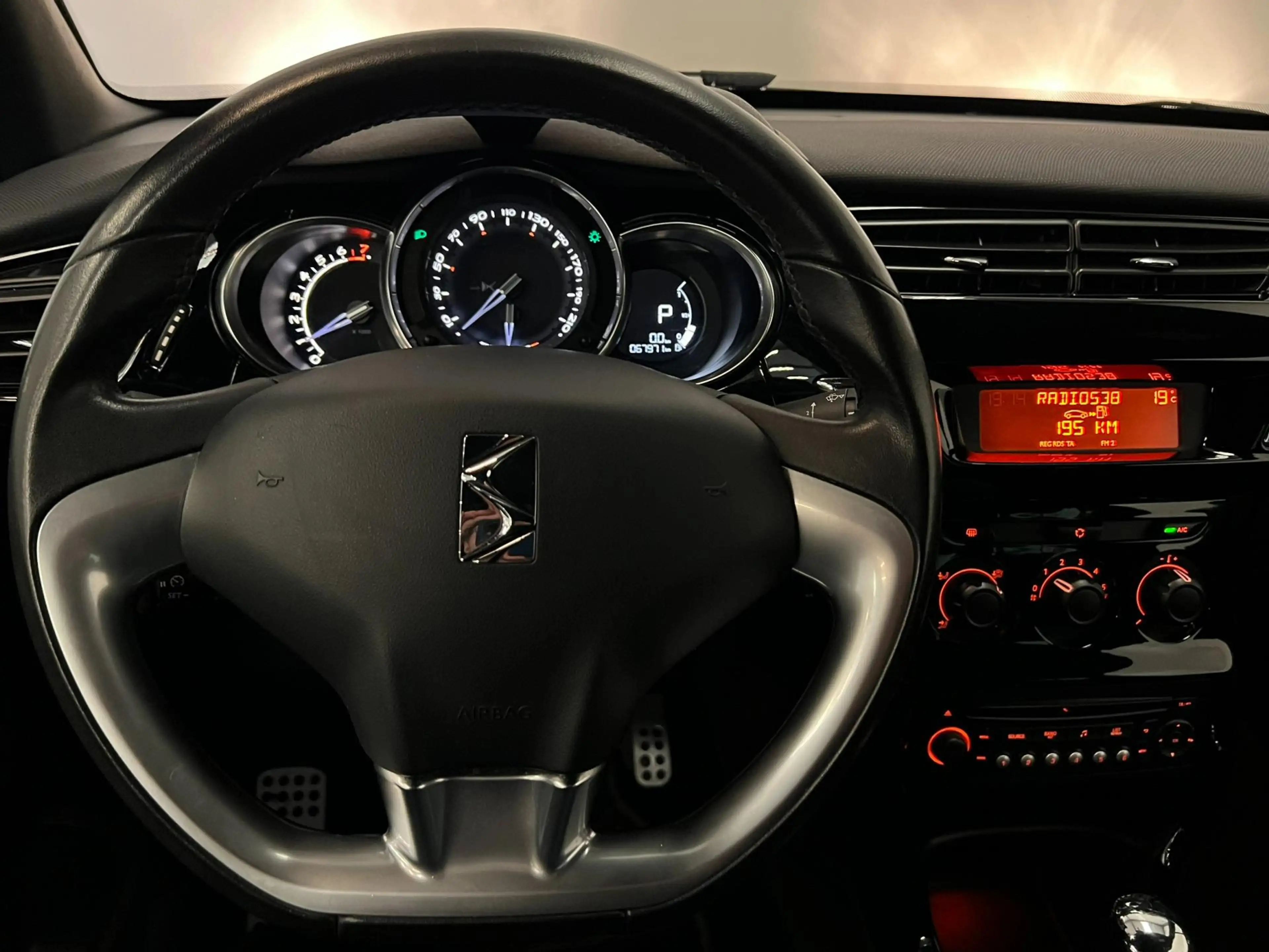 DS Automobiles DS 3 1.2 PureTech So Chic / Aut / NL-auto / Nieuwe Riem — photo 9