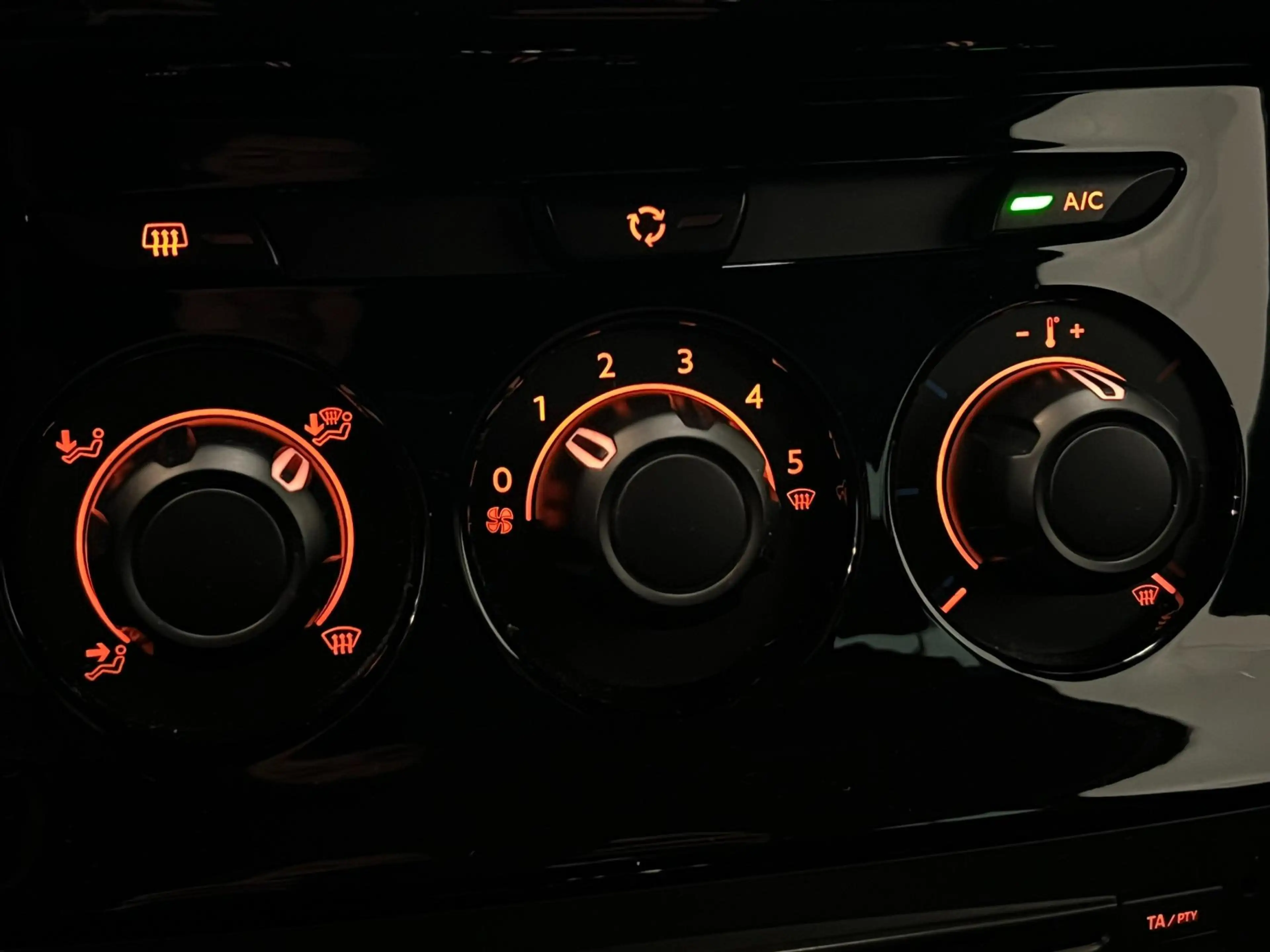 DS Automobiles DS 3 1.2 PureTech So Chic / Aut / NL-auto / Nieuwe Riem — photo 11