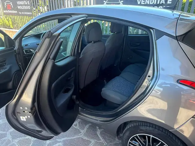 Lancia Ypsilon view 9