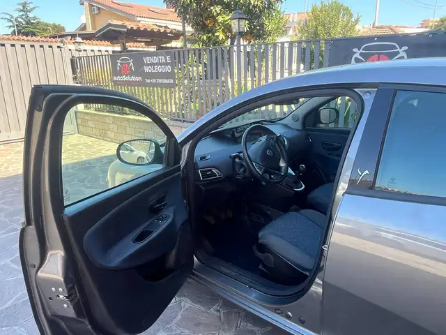 Lancia Ypsilon view 8