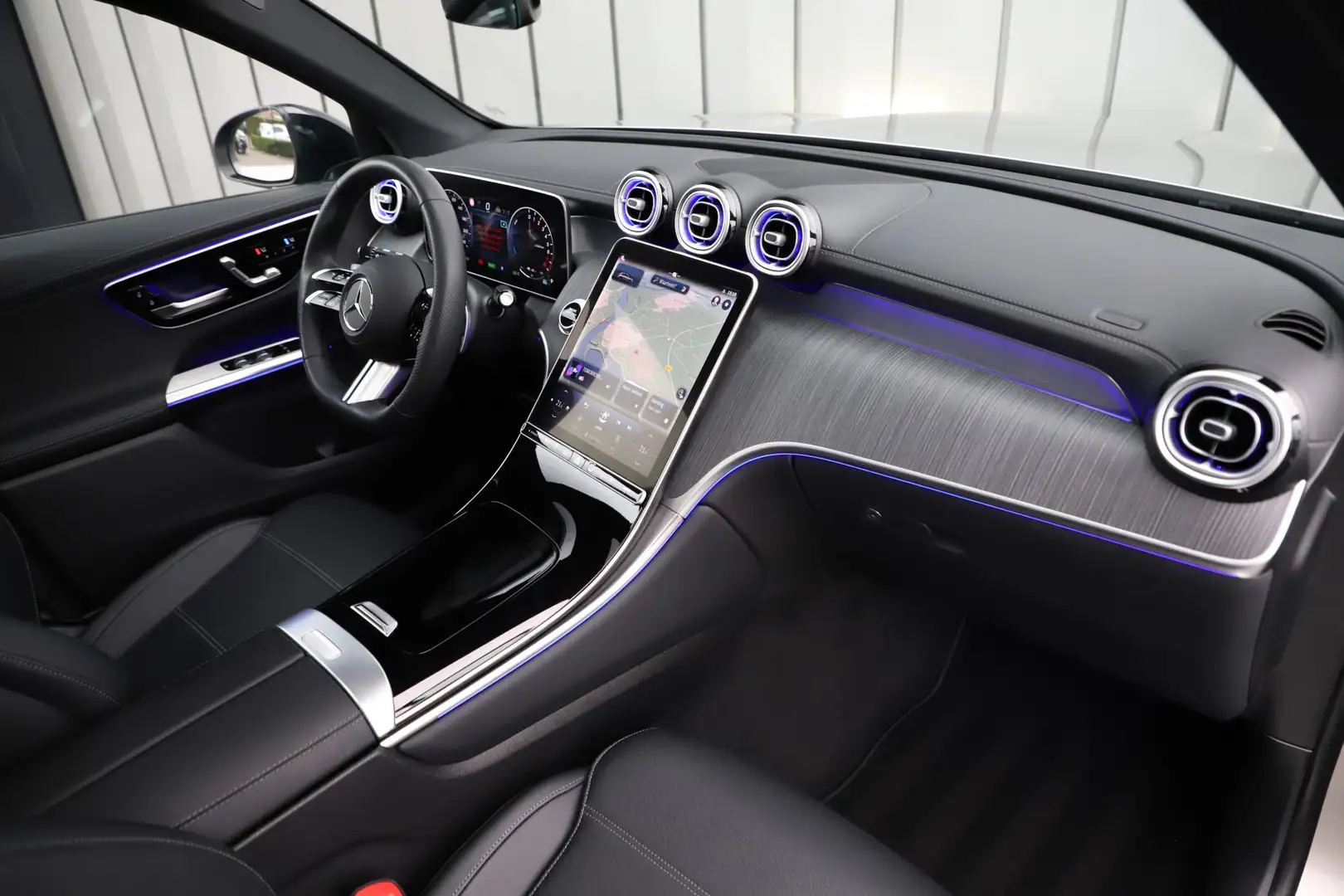 Mercedes-Benz GLC 300 300e AMG 4-Matic Aut9 | Pano | Keyles | Massage | Grijs - 2