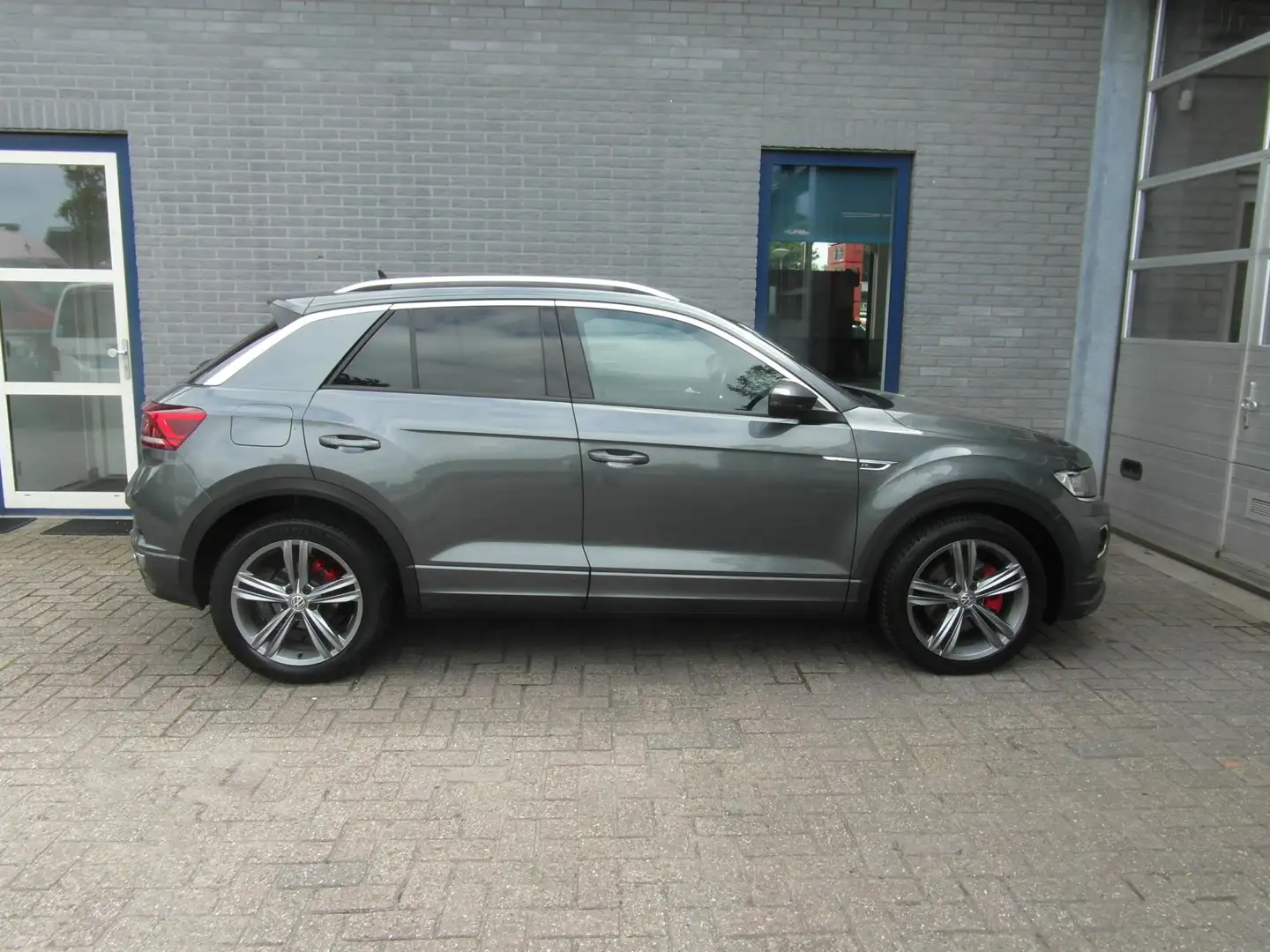 Volkswagen T-Roc 1.5 TSI Sport Business R Inclusief Afleveringskost Grau - 2