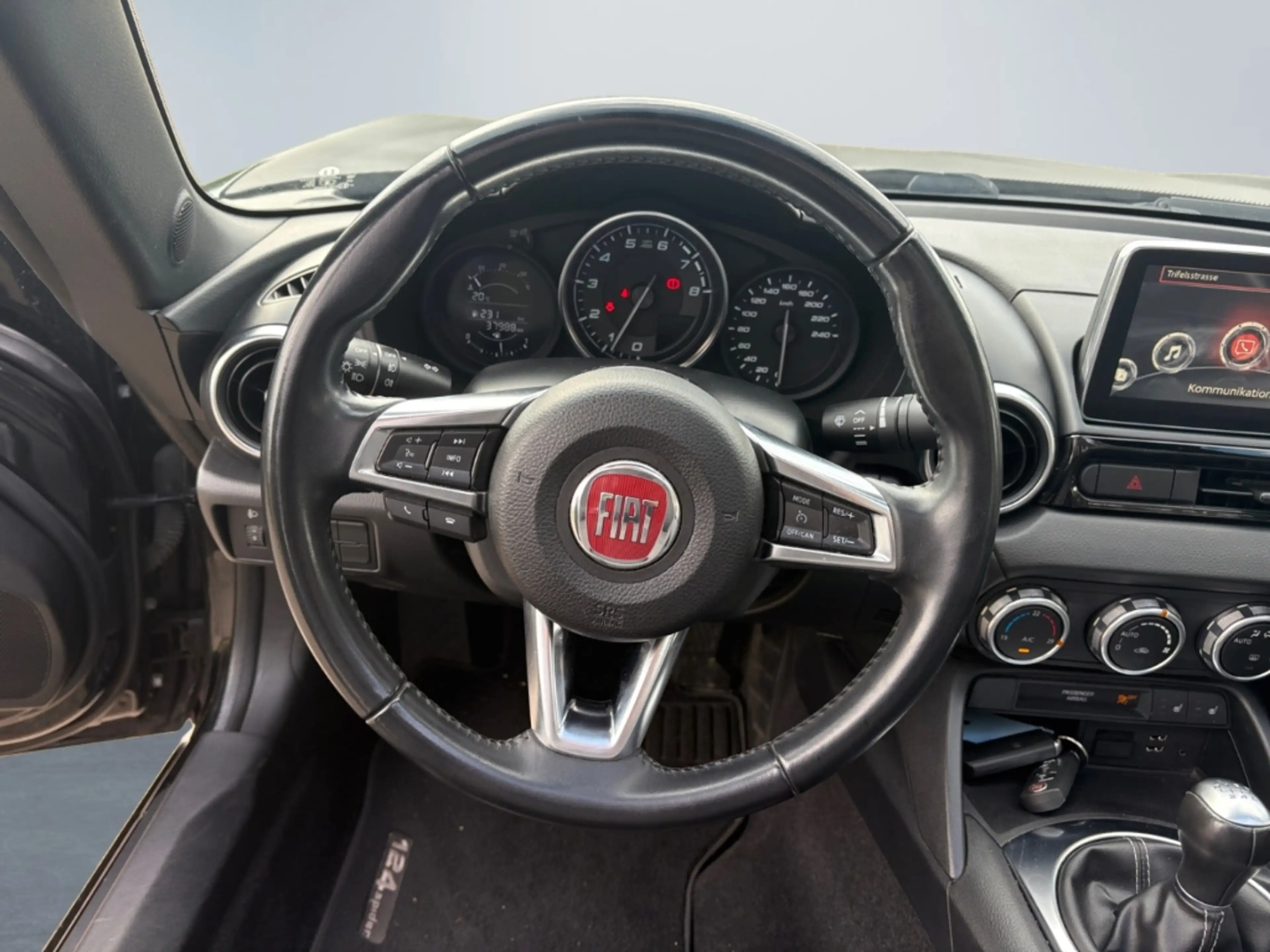 Fiat 124 Spider Lusso MultiAir Turbo Navi Klimaautom Musikstreamin — photo 12