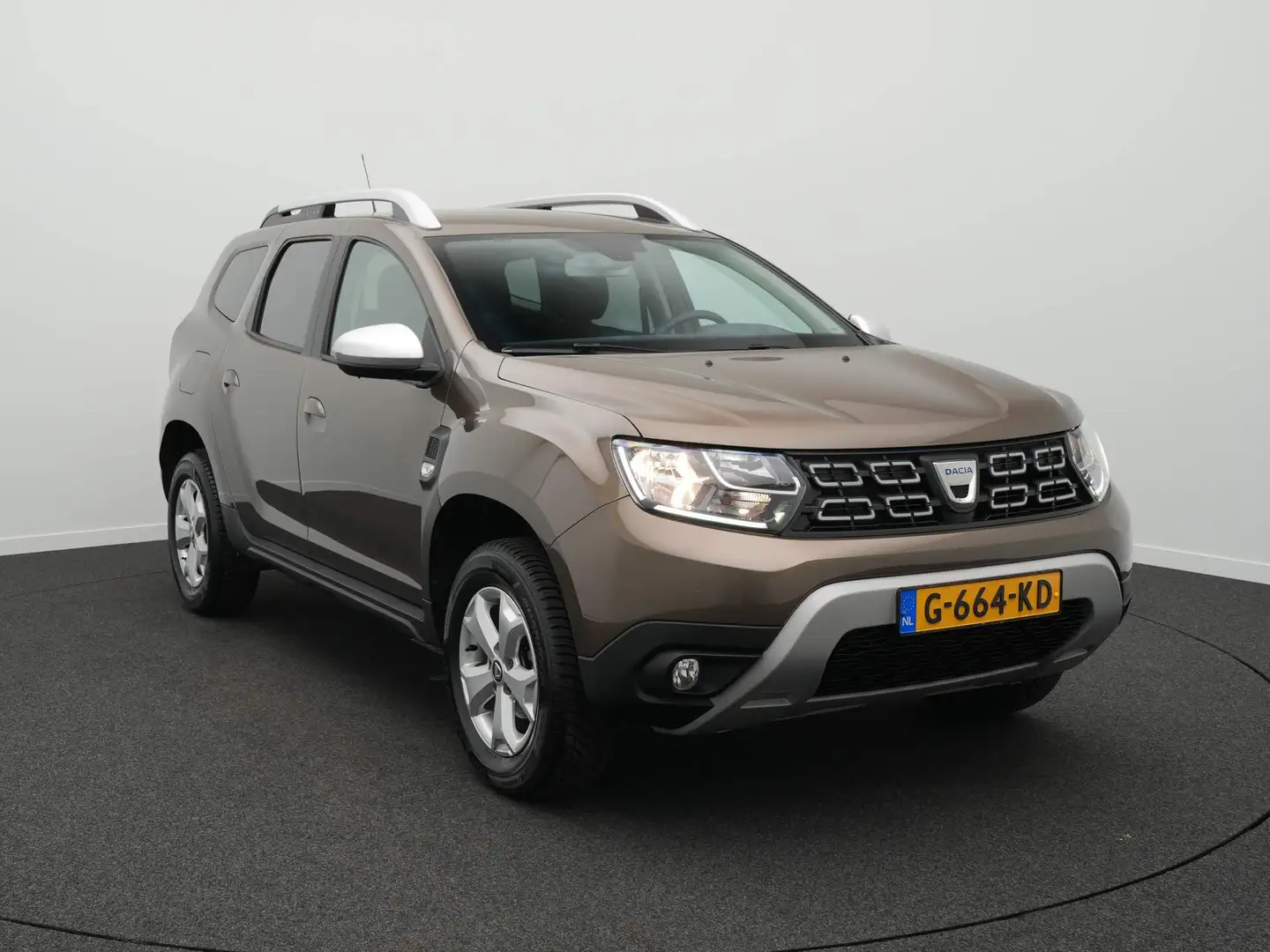 Dacia Duster SCe 115 Comfort - All seasonbanden - Trekhaak Brown - 2