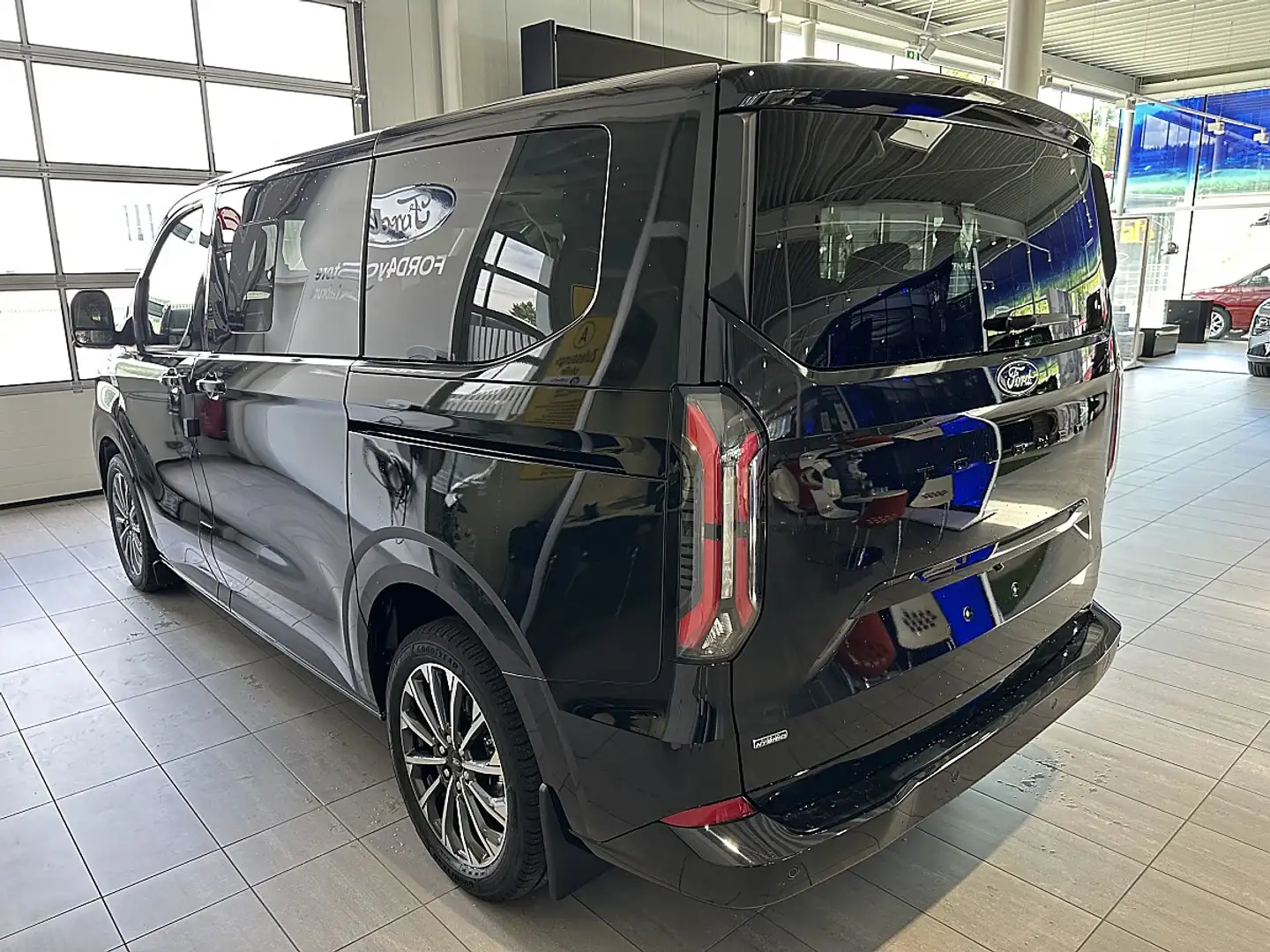Ford Tourneo Custom Bus 2.5 PHEV 340 L1H1 FWD Titanium X Aut. Schwarz - 2