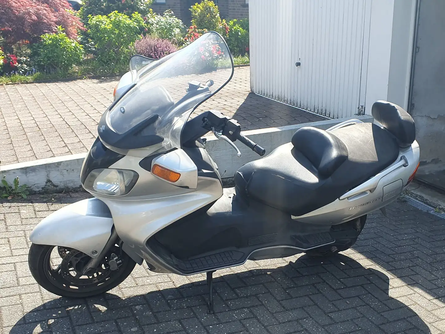 Suzuki Burgman 650 Silber - 1